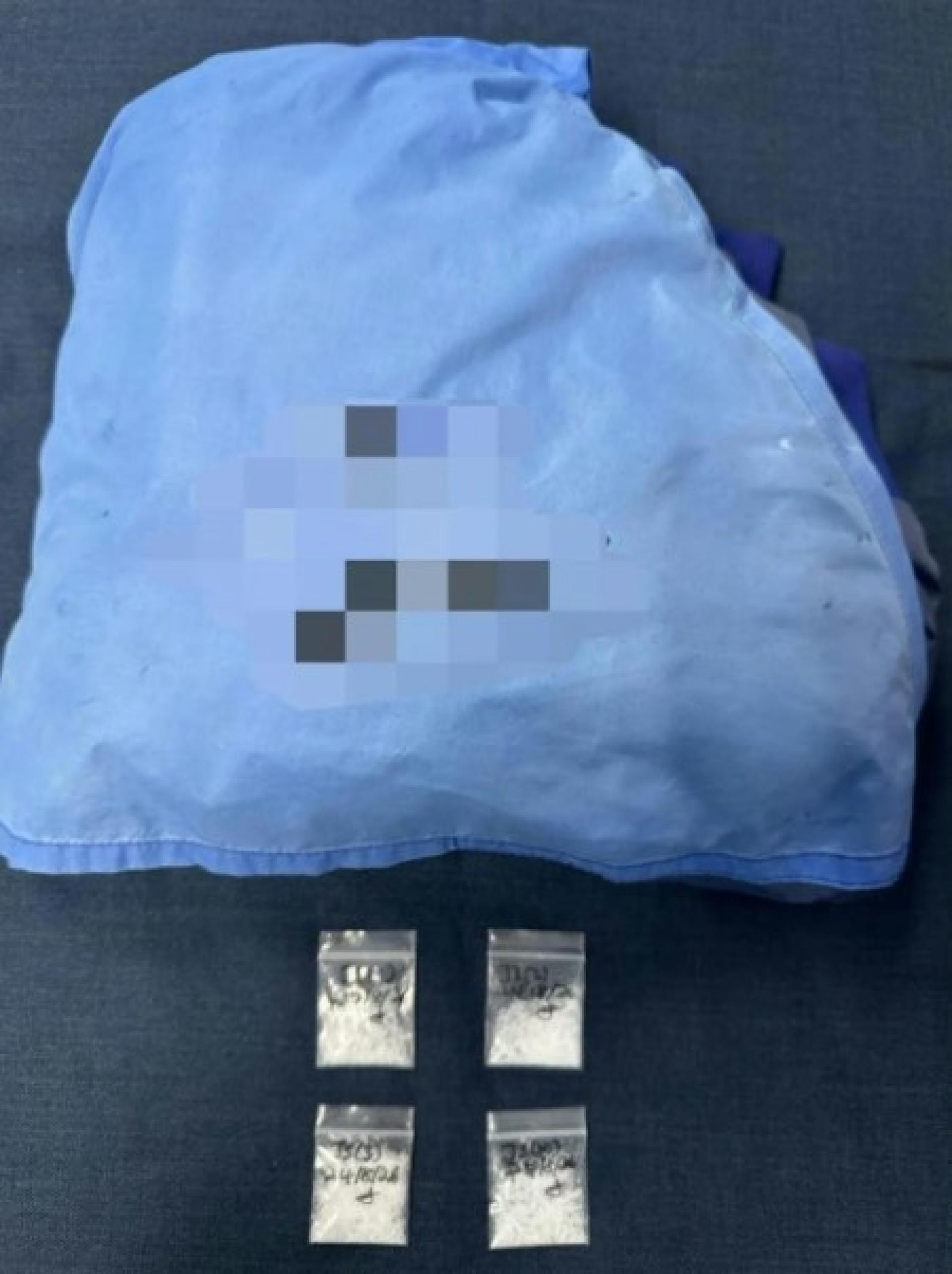 警方起获装有5.3克疑似冰毒的塑料袋。
