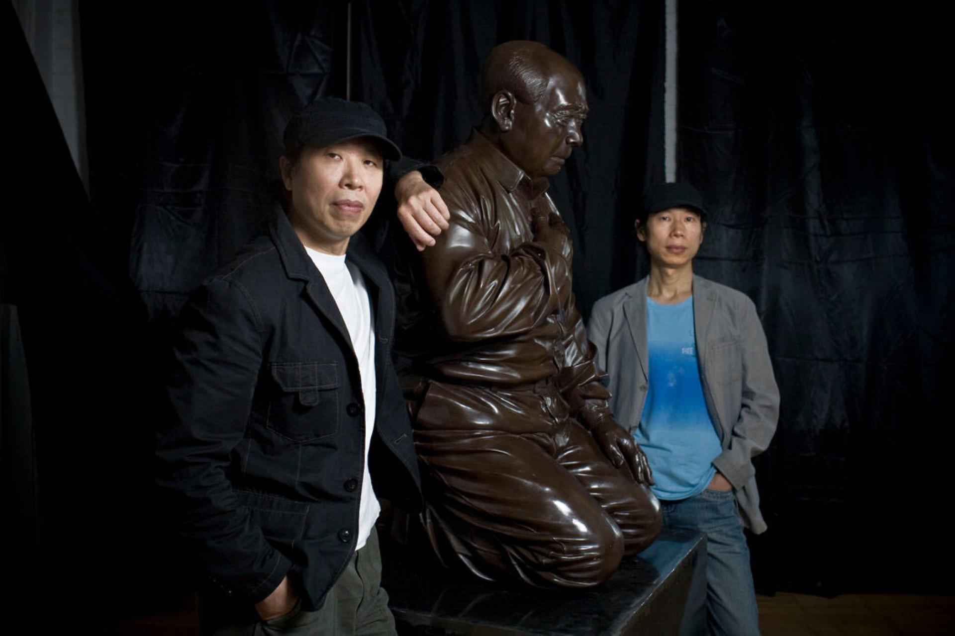 高兟、高强和他们的作品《下跪忏悔的毛》，2009年摄于北京。