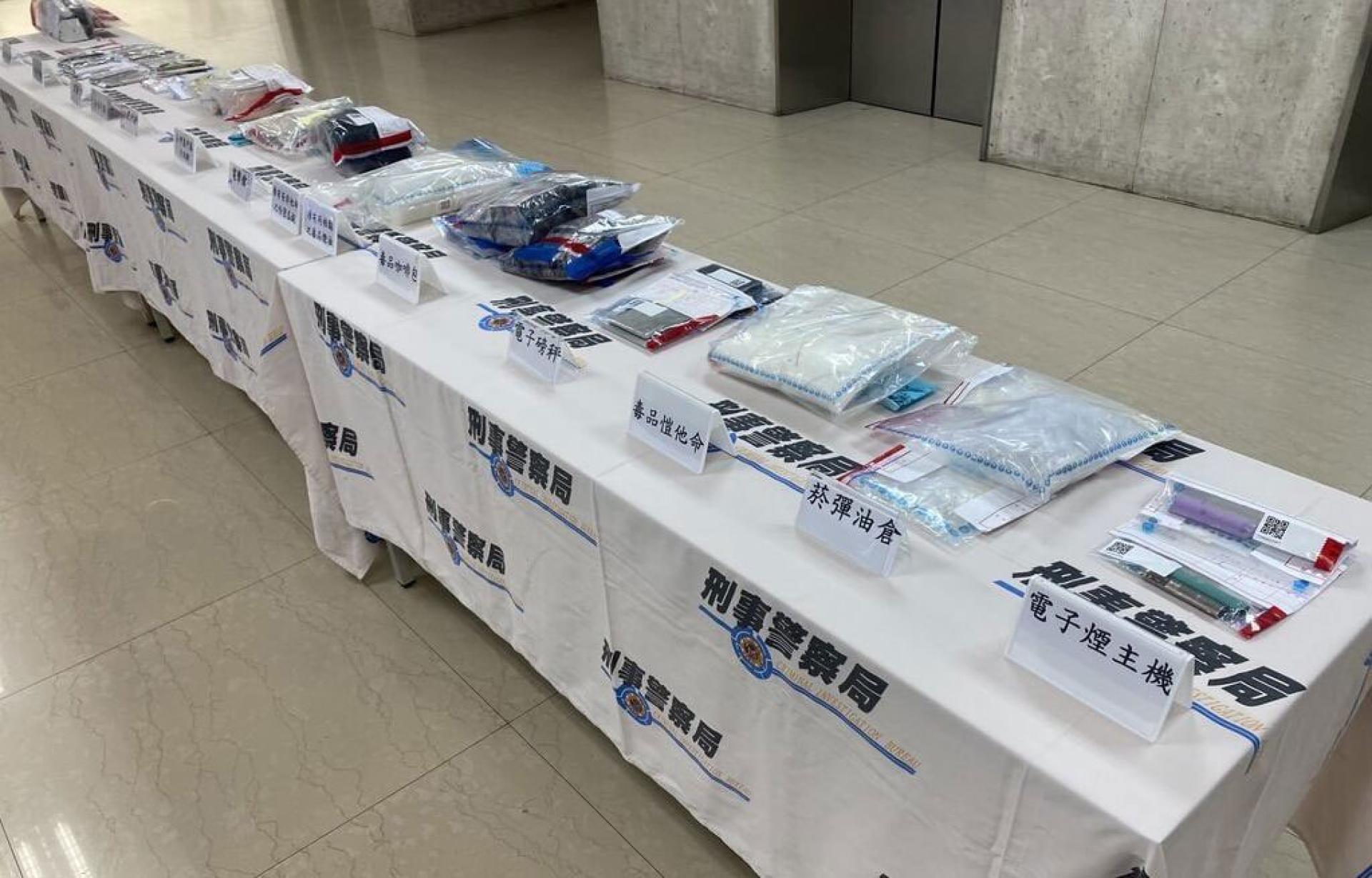 台湾刑事局循线逮捕12人，并查扣各式赃证物。