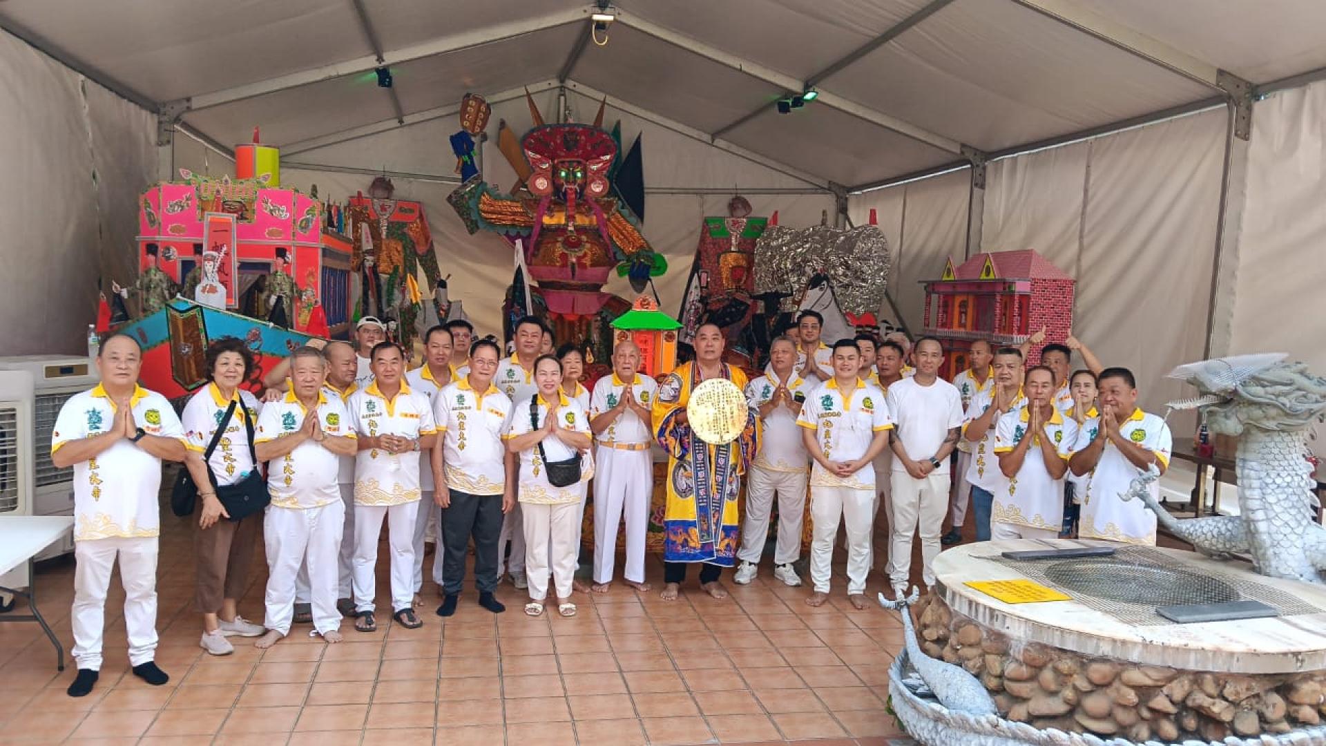 海龙寺住持青龙师尊带领顾问团及全体理事进行祭拜普渡公大士爷仪式。