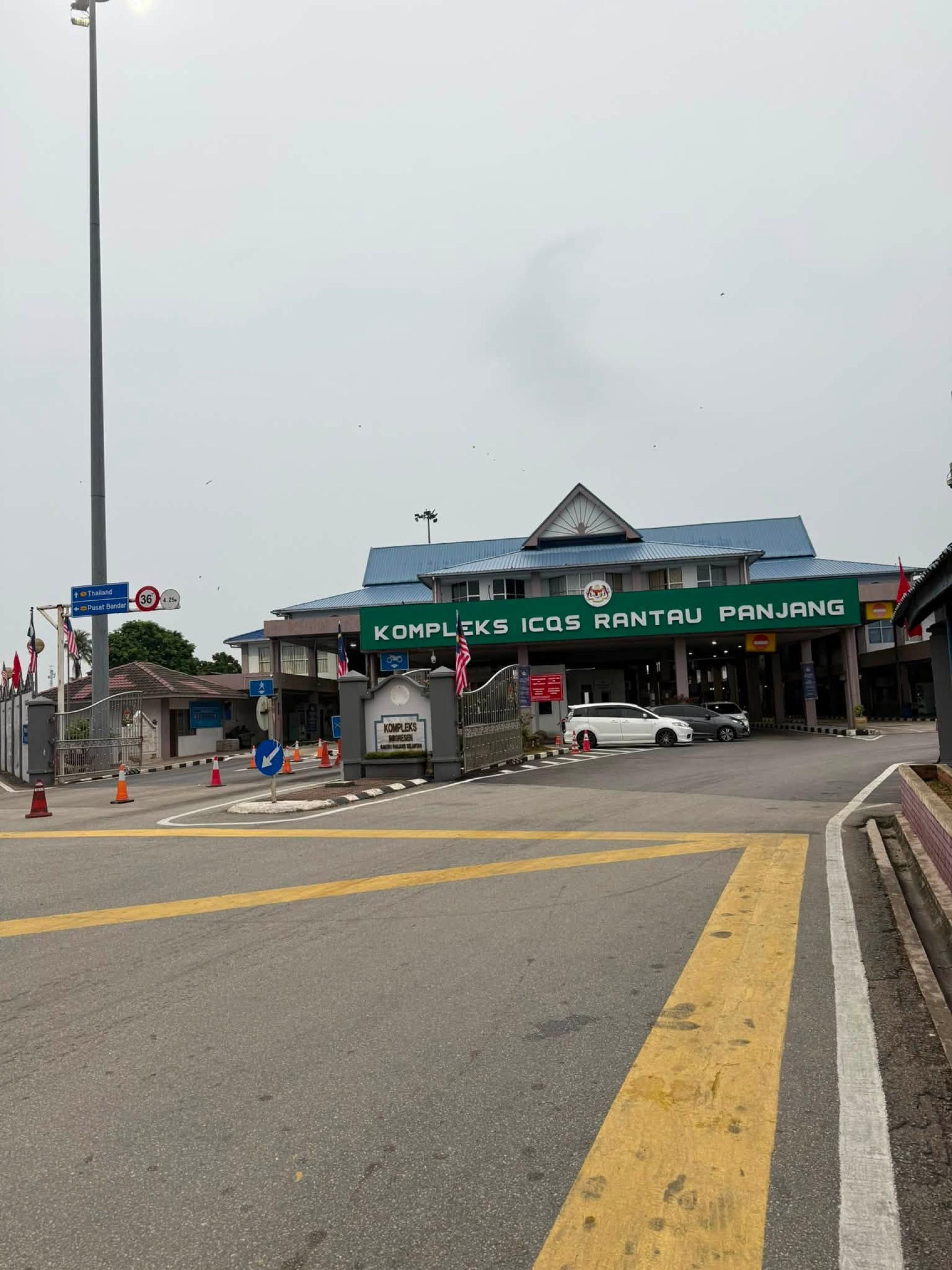 根据网民Ayu Deli分享的照片，可见马泰边境兰斗班让关卡冷清，未见排队车龙。