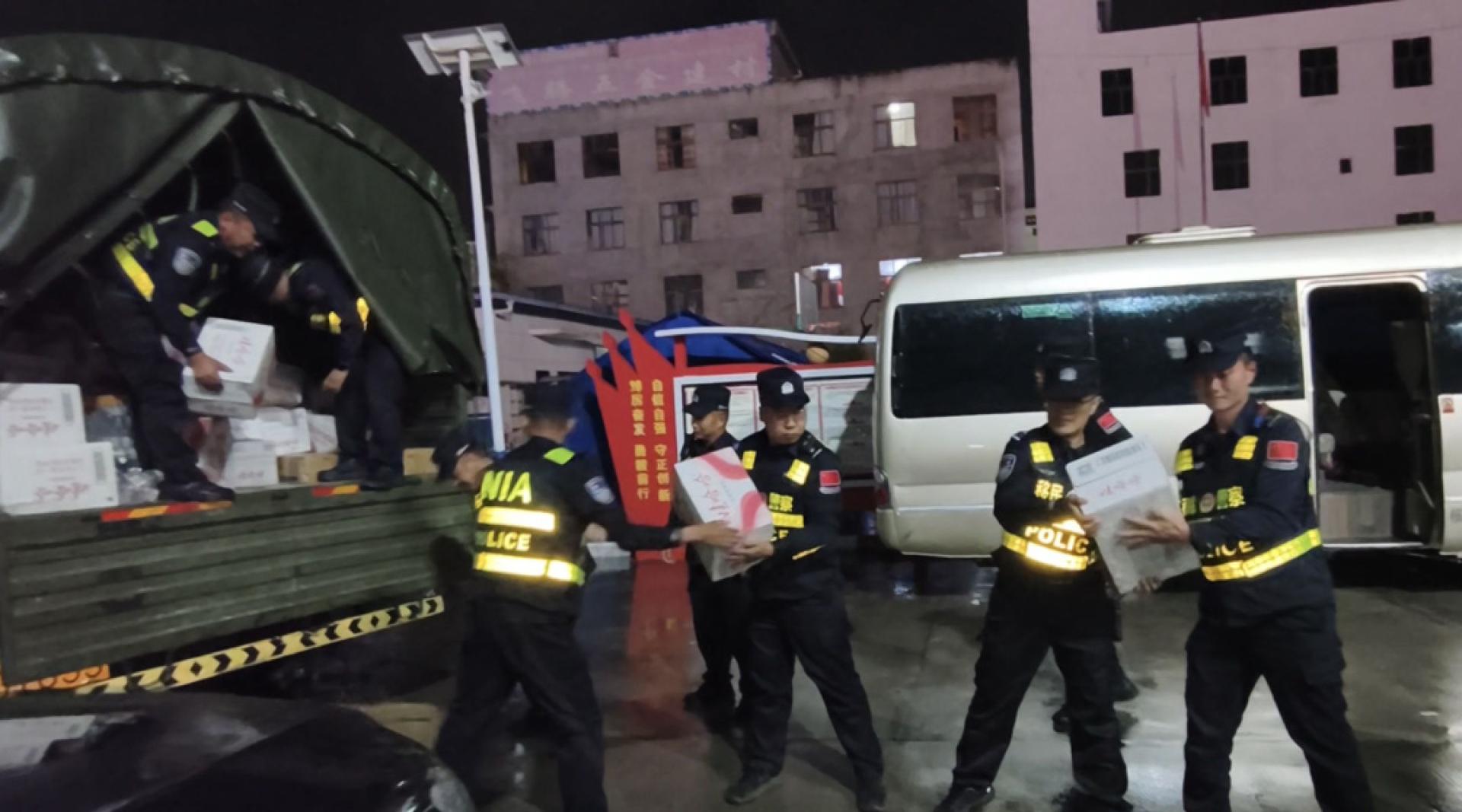 8月26日，日喀则边境管理支队定日边境管理大队增援民警在搬运救灾物资。