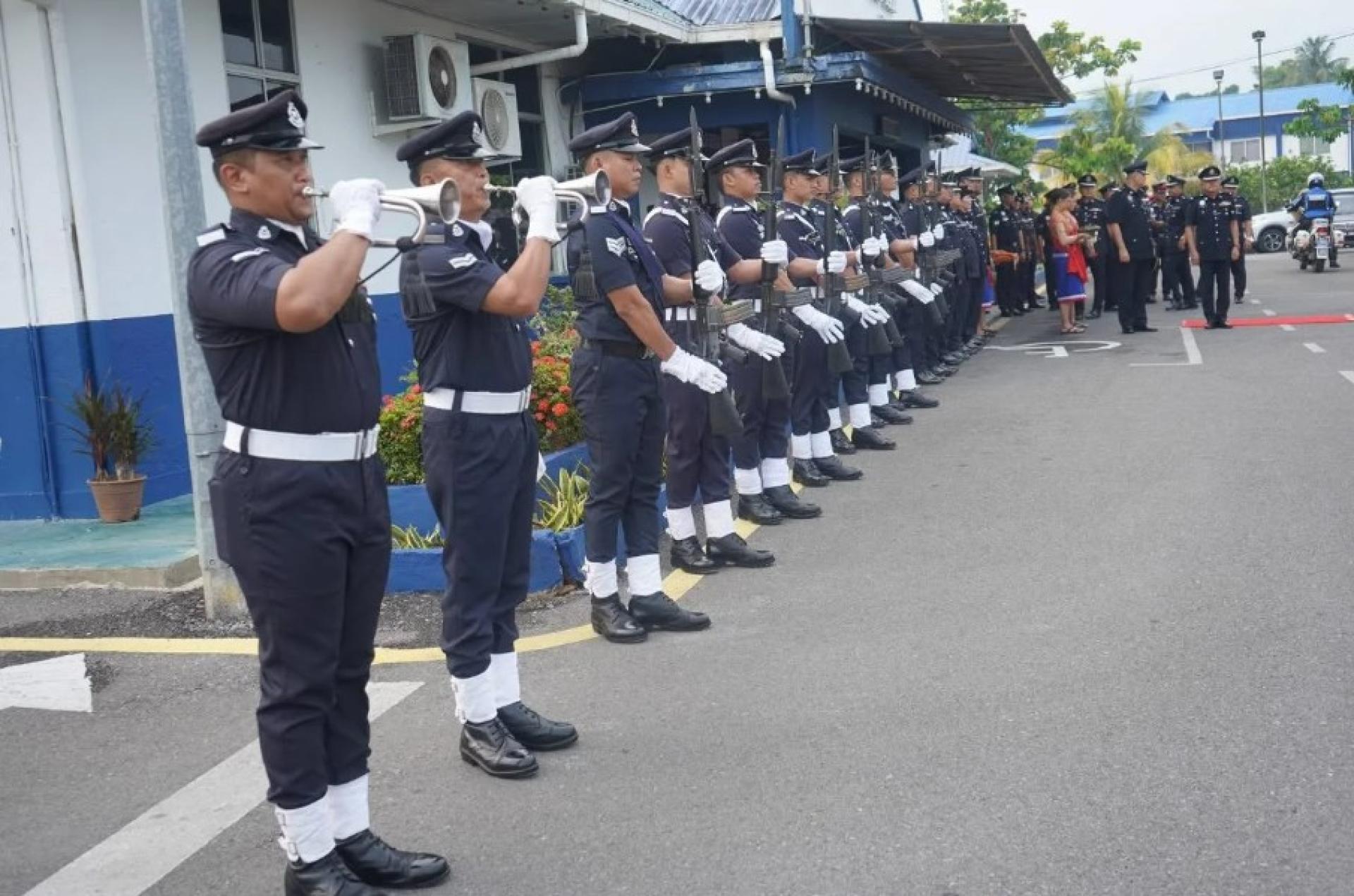 砂拉越州警察总监拿督莫哈末再纳阿都拉昨日巡视西连警区总部。