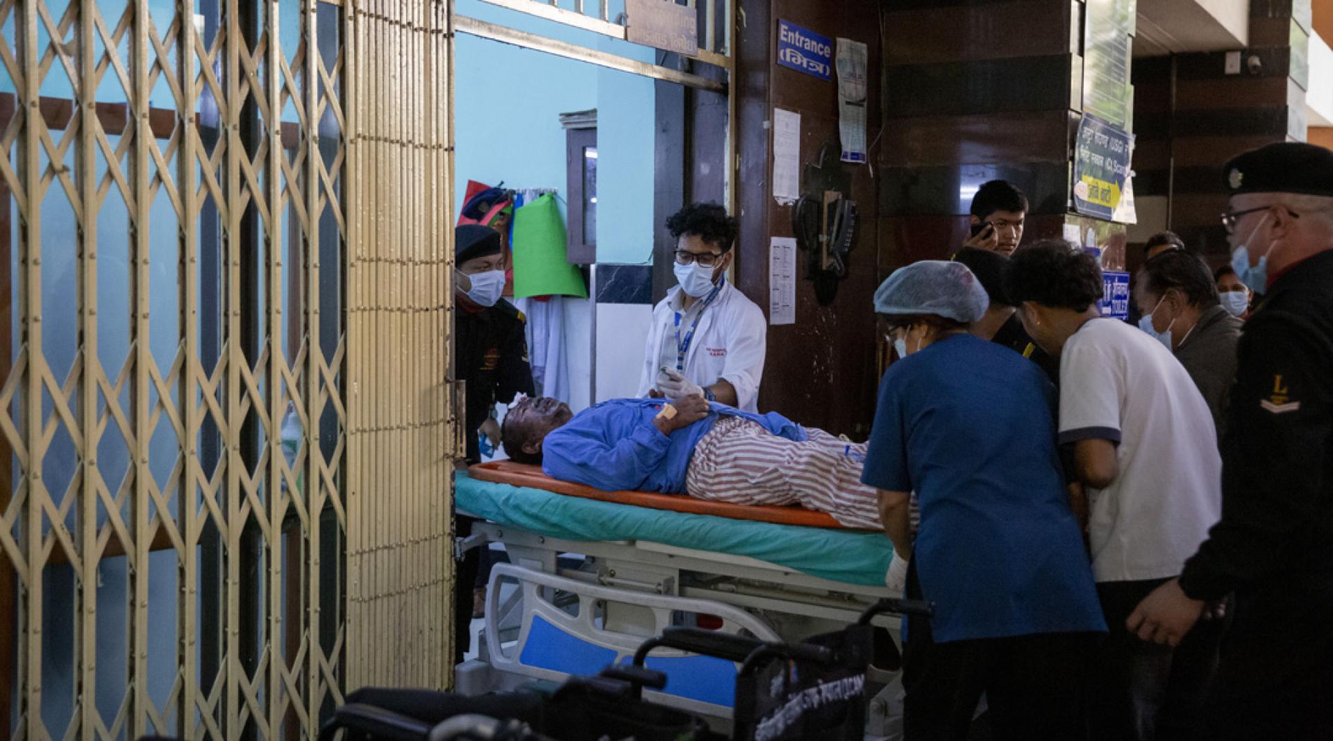 8月26日，一名尼泊尔北部洪灾伤者被送至加德满都一家医院接受治疗。