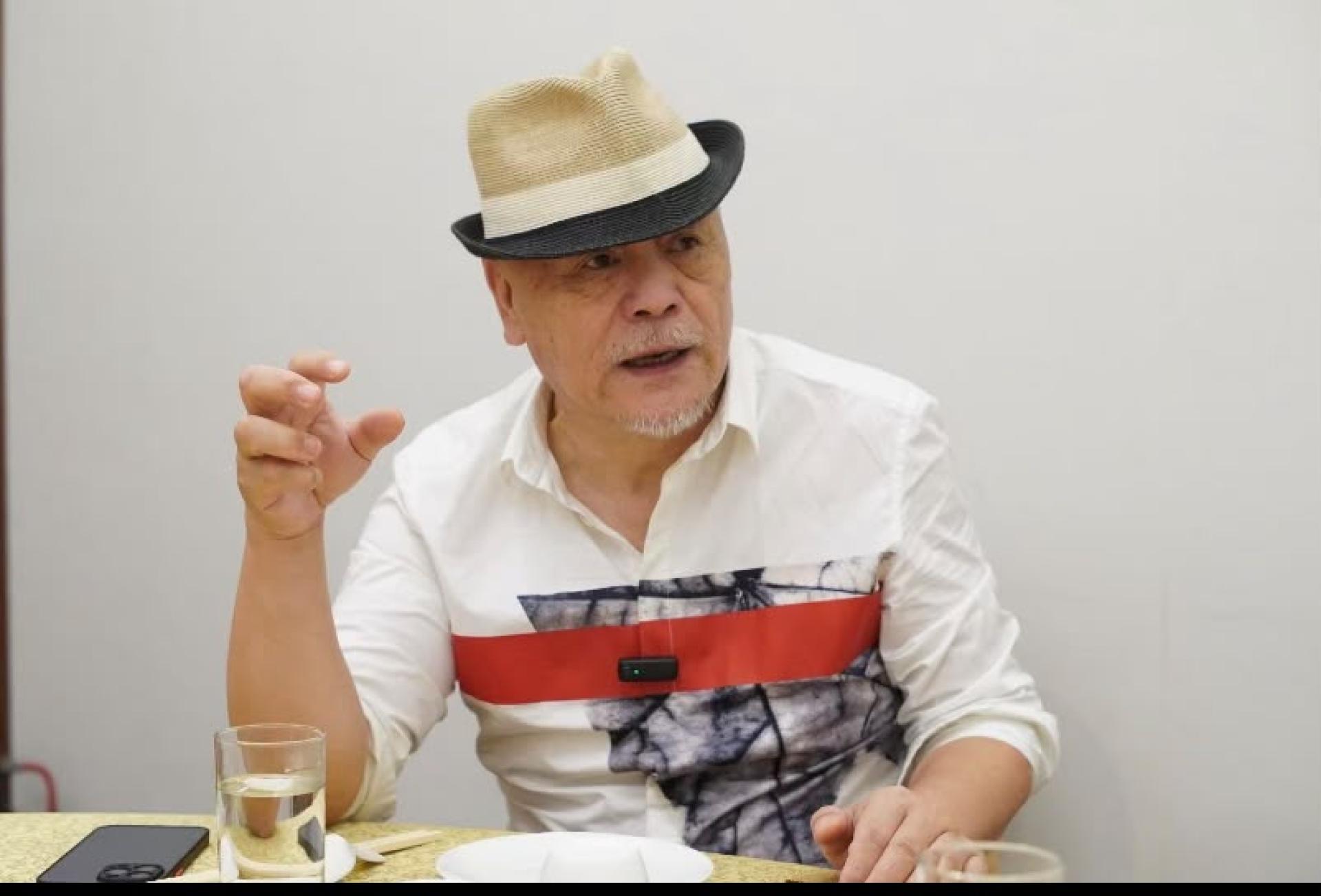 任军在新闻发布会上摄
