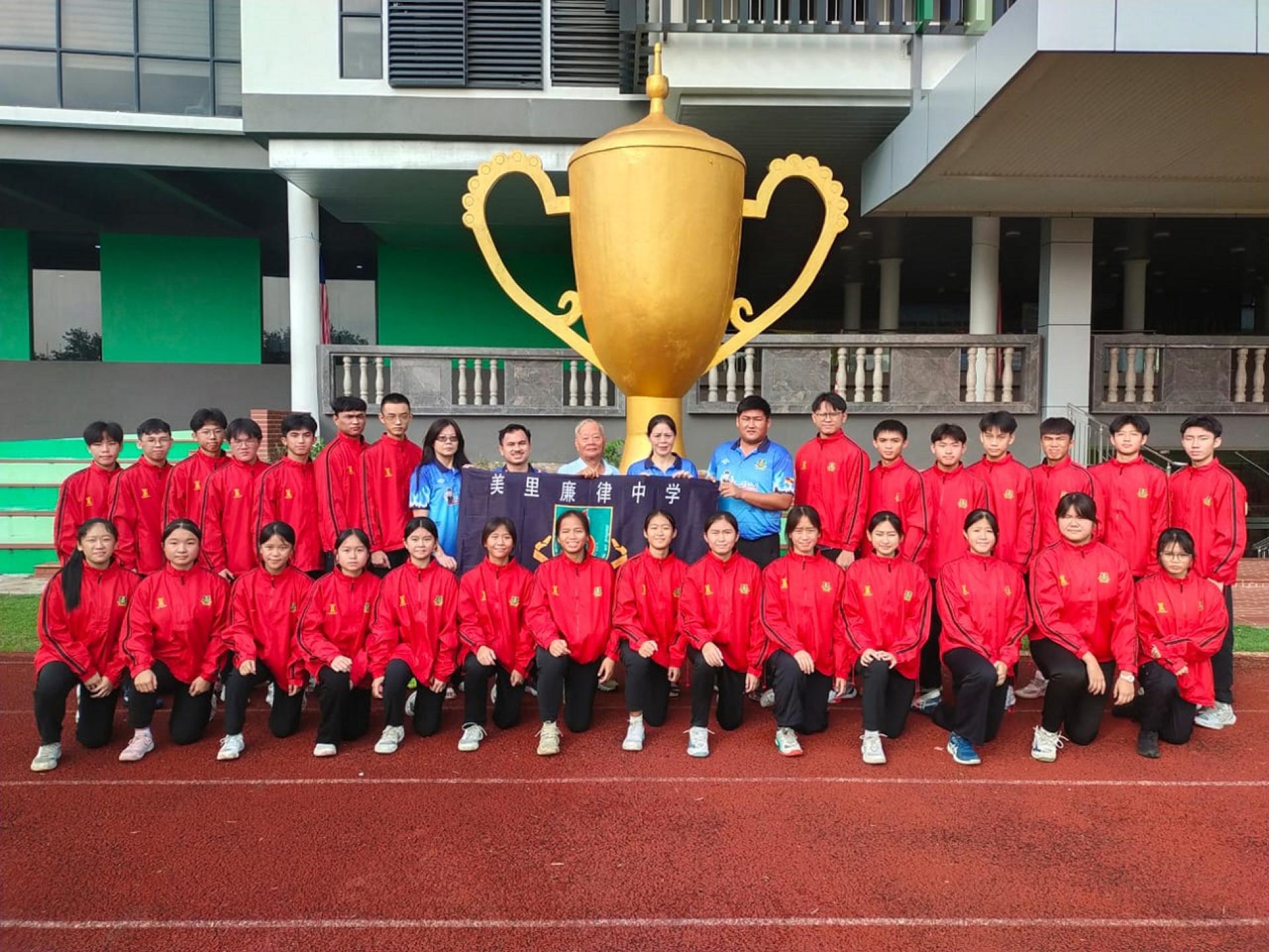 廉律中学联合董事长拿督斯里刘久健亲临学校，为即将出征的男女排球队主持授旗仪式，为球员送上祝福与鼓励。