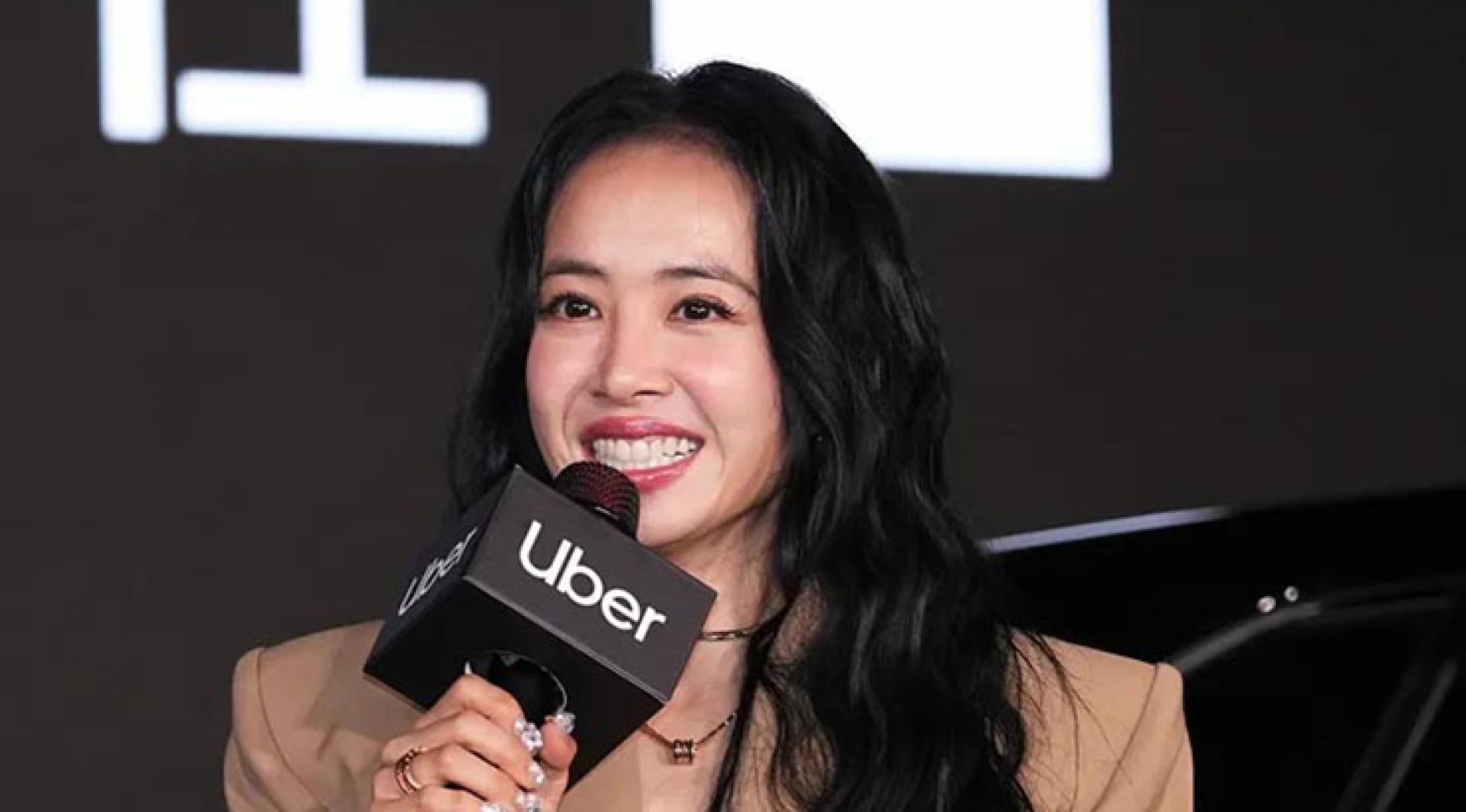 蔡依林开心出席代言活动。
