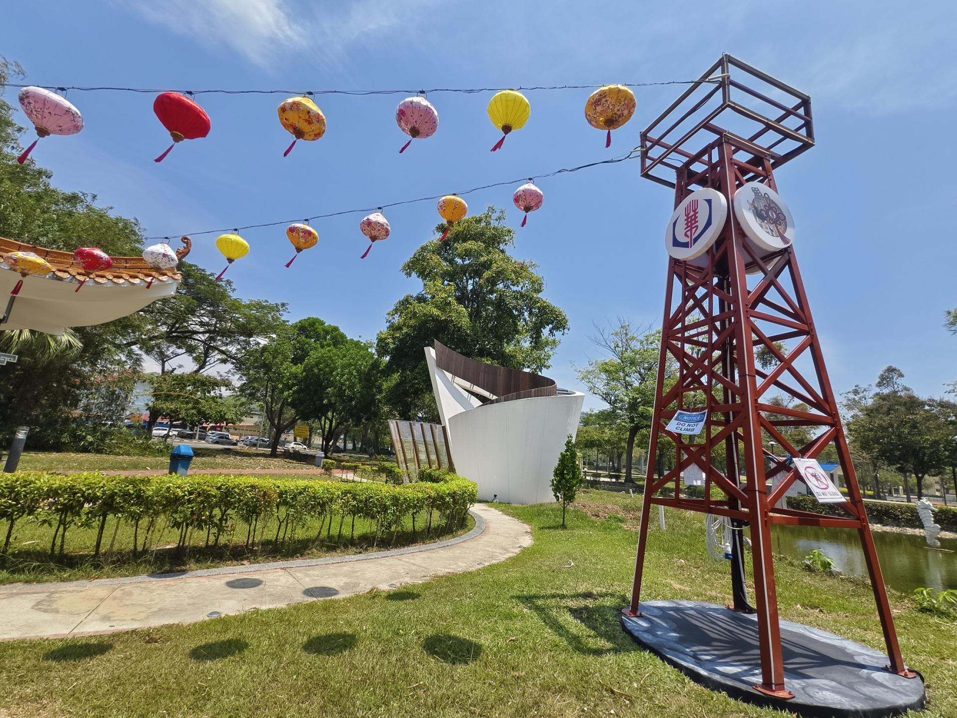 美里扇形公园新添“油井架”地标，配合912油城华人文化节，成为市民拍照打卡的新景点。
