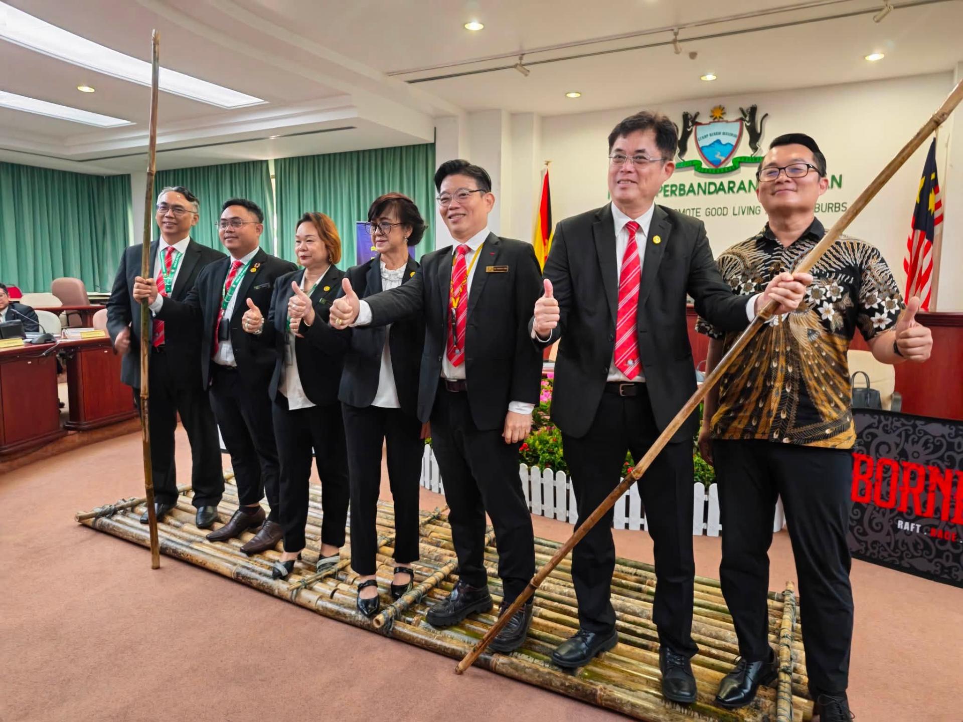 巴达旺市议会主席陈开（右2）在巴达旺漂流探险发布会后与在场市议员及相关活动人员合影。