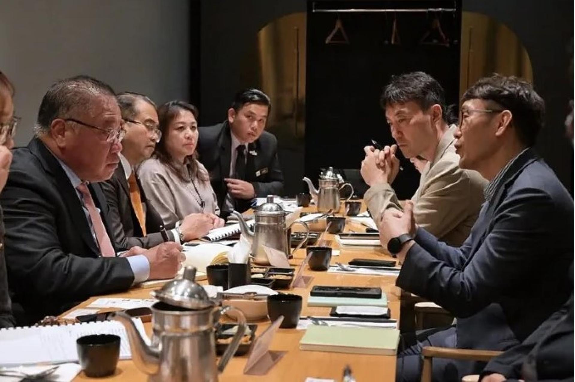 张庆信（左）日前访问首尔期间，与韩国其中一家主要旅游公司代表进行交流。