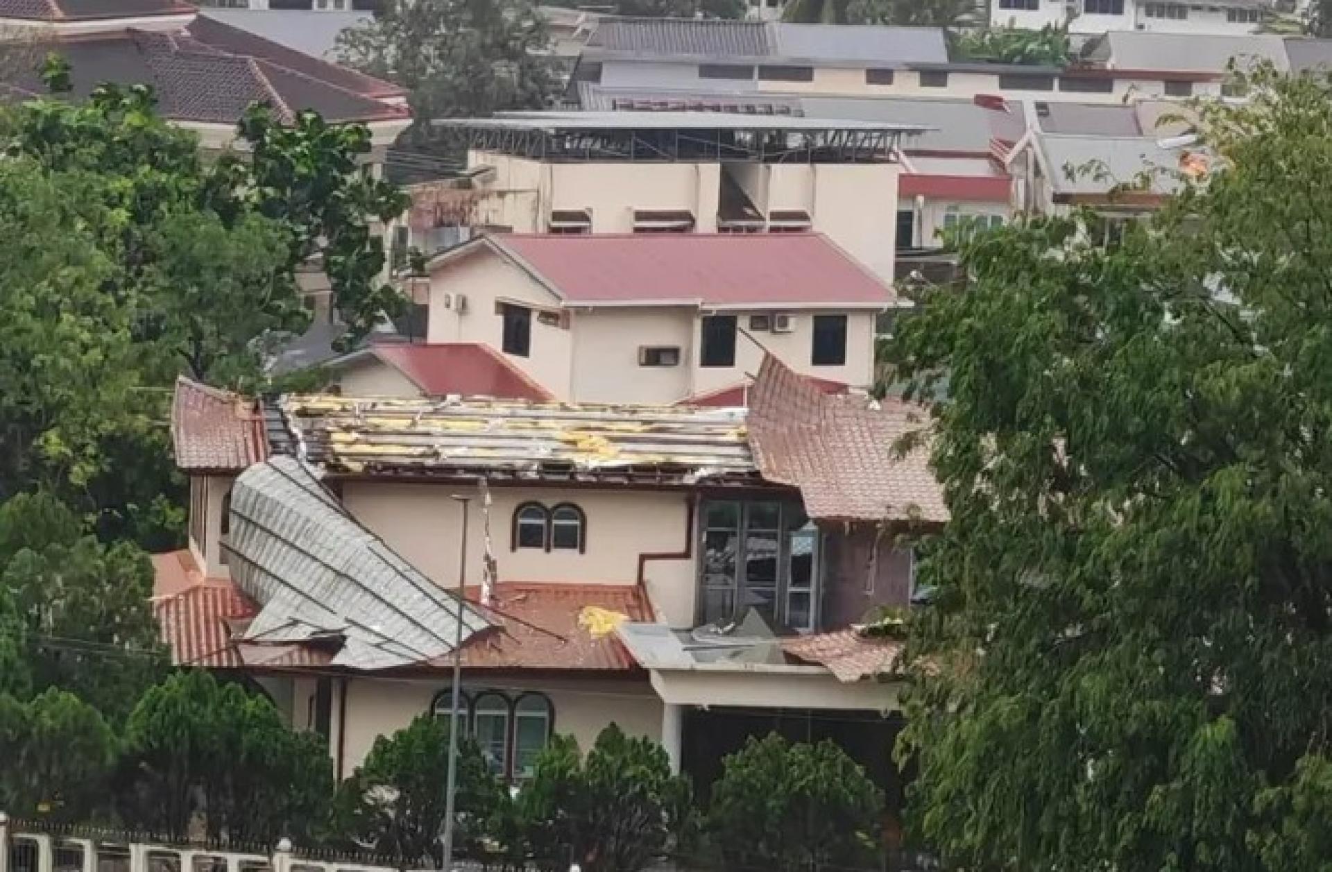 沈桂贤住家屋顶于2026年8月27日遭暴风雨掀走。