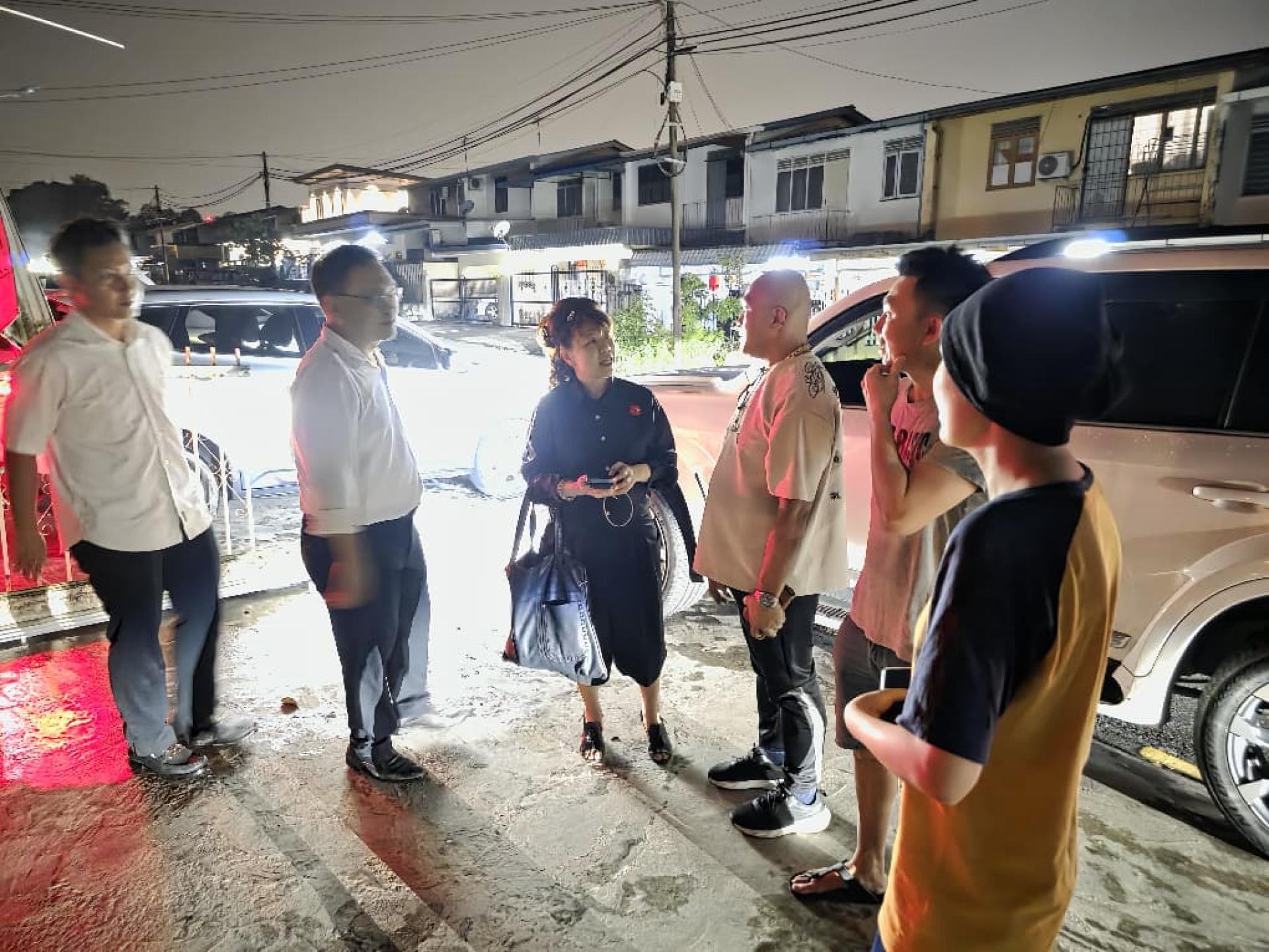 古晋市国会议员俞利文的服务团队随同朋岭区州议员杨薇讳及浮罗岸区州议员张健仁第一时间前往受影响地区及住家了解灾情与居民所面对的困难。