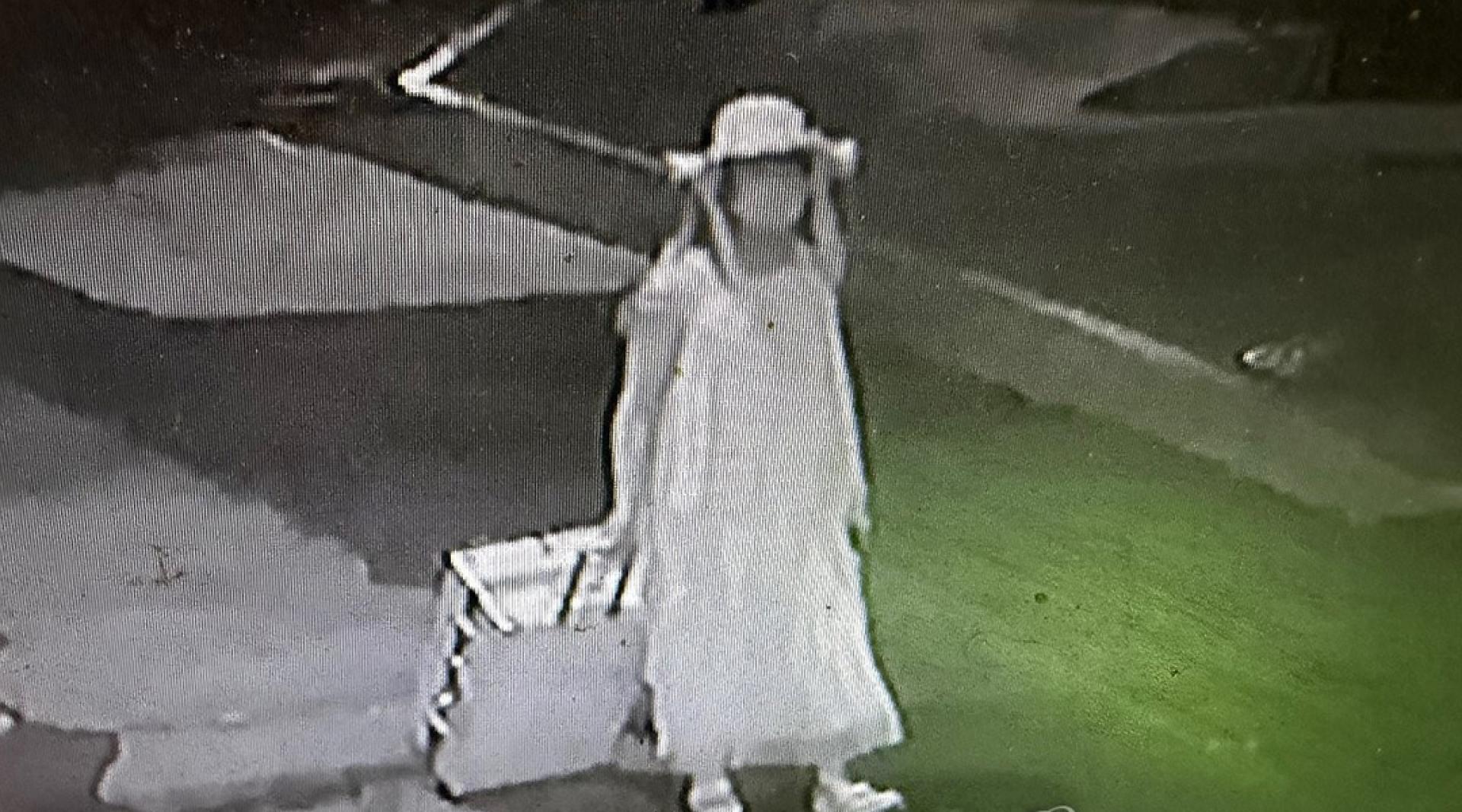 监控摄像于8月20日下午10时30分捕捉到的郑嫌行踪，郑嫌在行凶后换女装逃离。