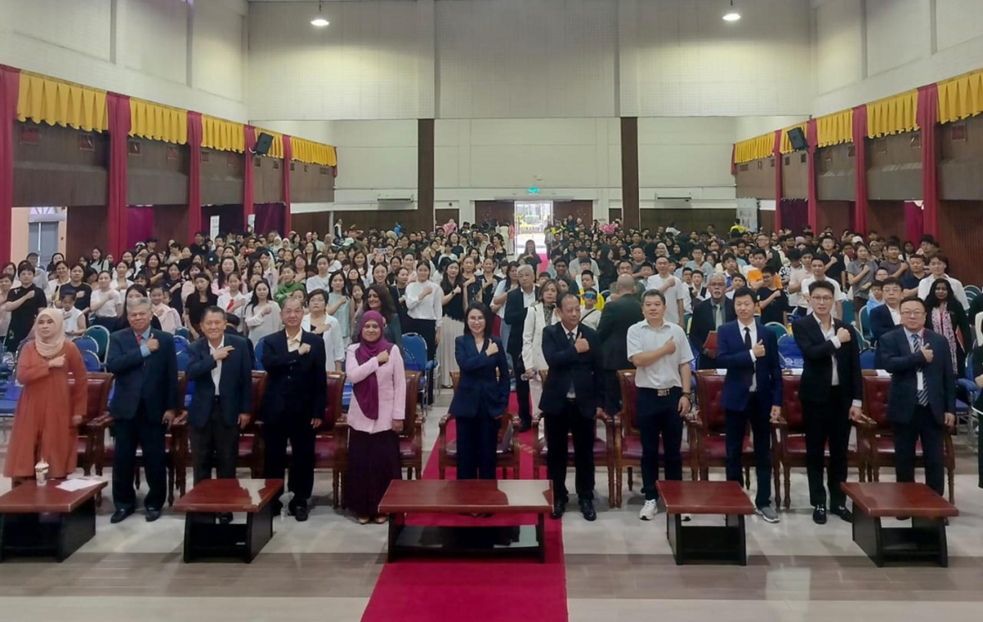 在UPSI举行的“中文话东盟”2026中国—东盟青少年语言文化交流文明互鉴活动，吸引各族青年参与，场面热闹；前排左4起為吴恒灿、拉惹諾、王曉庭及王浩瑜。