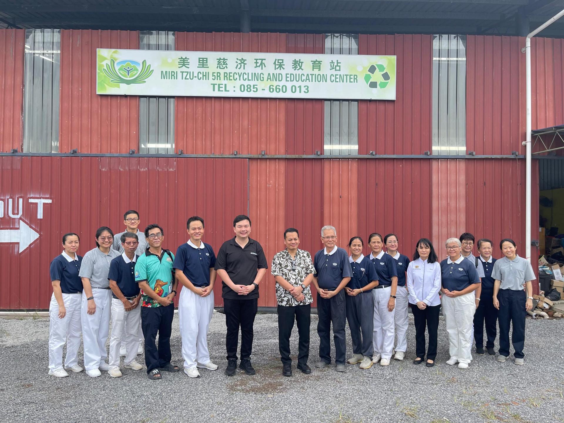 美里国会议员赵俊文（左6）陪同天然资源及环境永续部长聂纳兹米（左7）参访美里慈济环保  教育站合影。