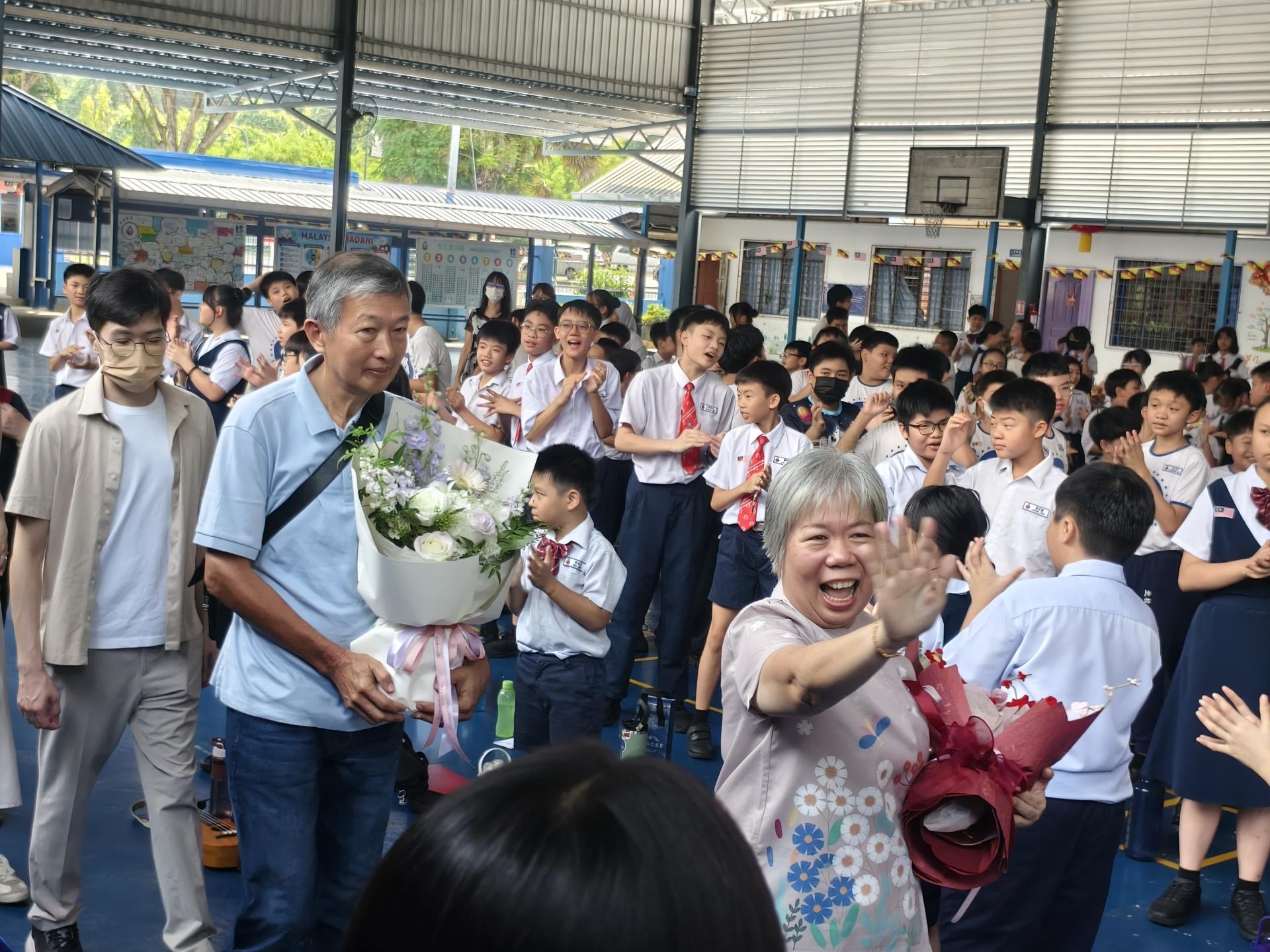 潘梅蓉老师在家人陪同下步入会场，出席生日兼荣休典礼。