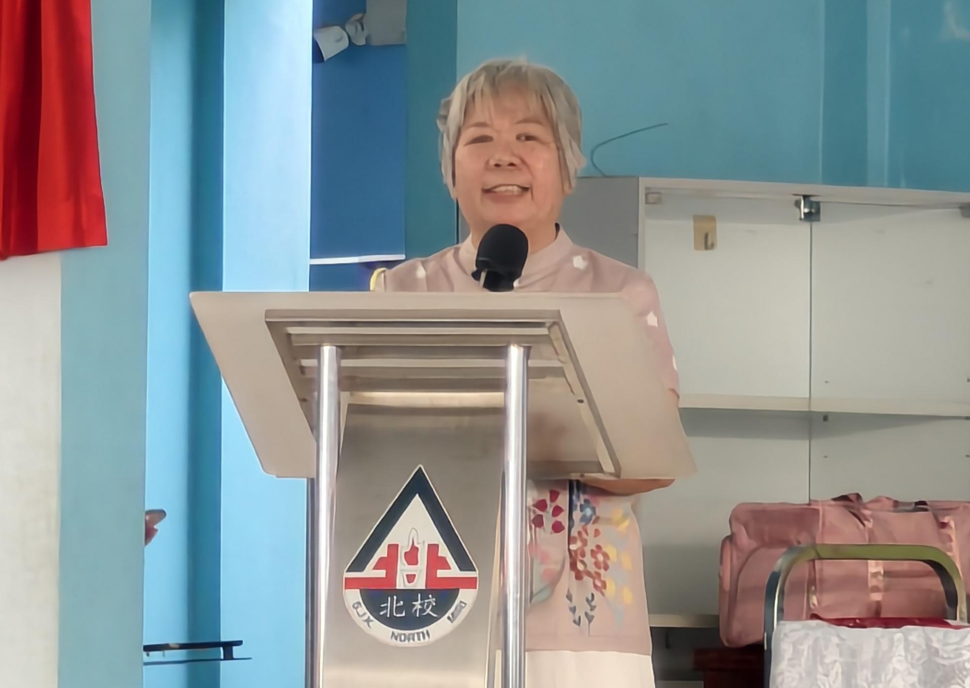 潘梅蓉在荣休典礼上致词，分享执教35年的心路历程，并勉励学生勇敢学习英文、不怕犯错，  积极追求梦想。