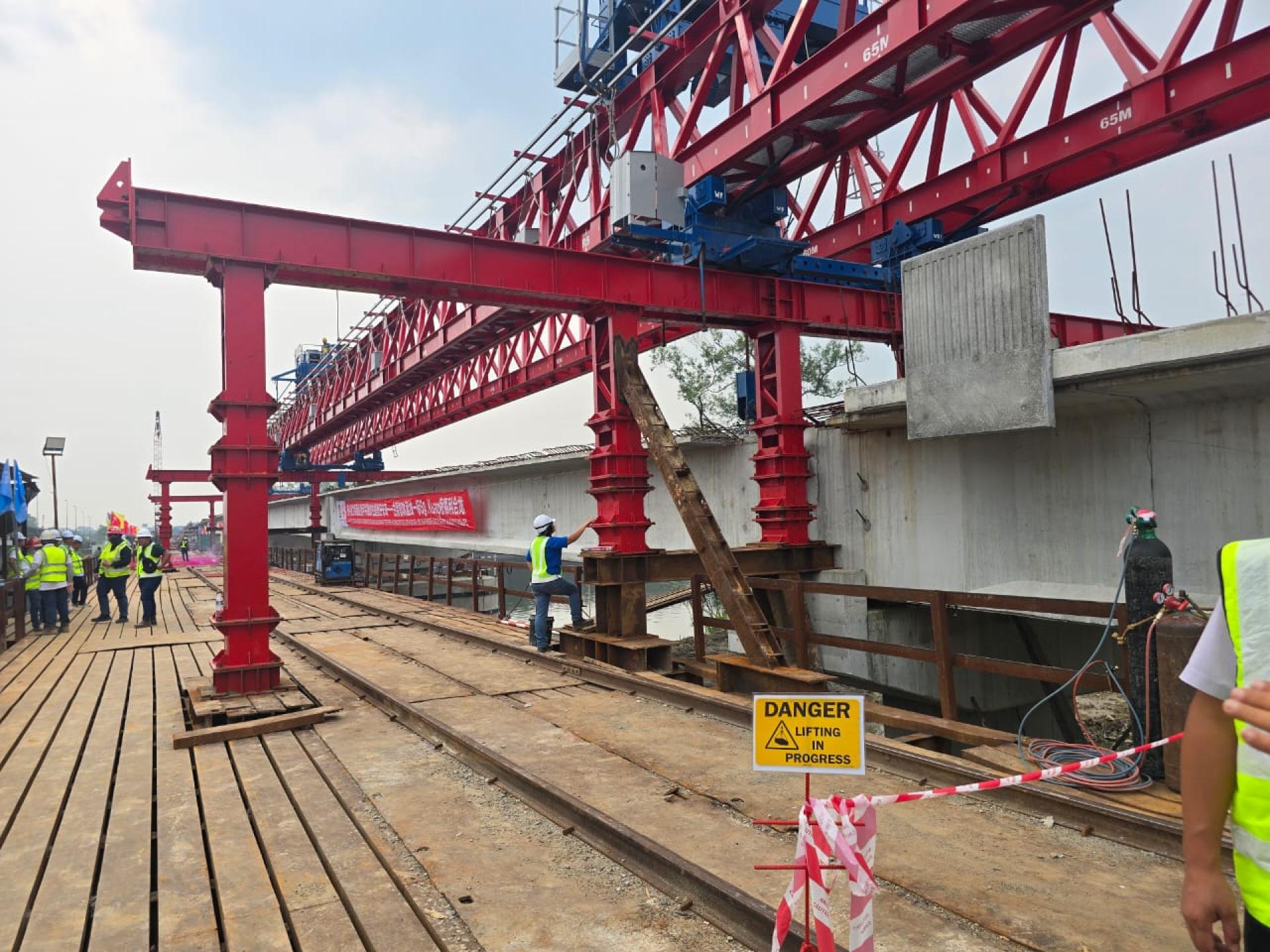 跨越双溪瓜普（Sungai Kuap）的 400 米桥梁结构的最后一根主梁已安装完毕。