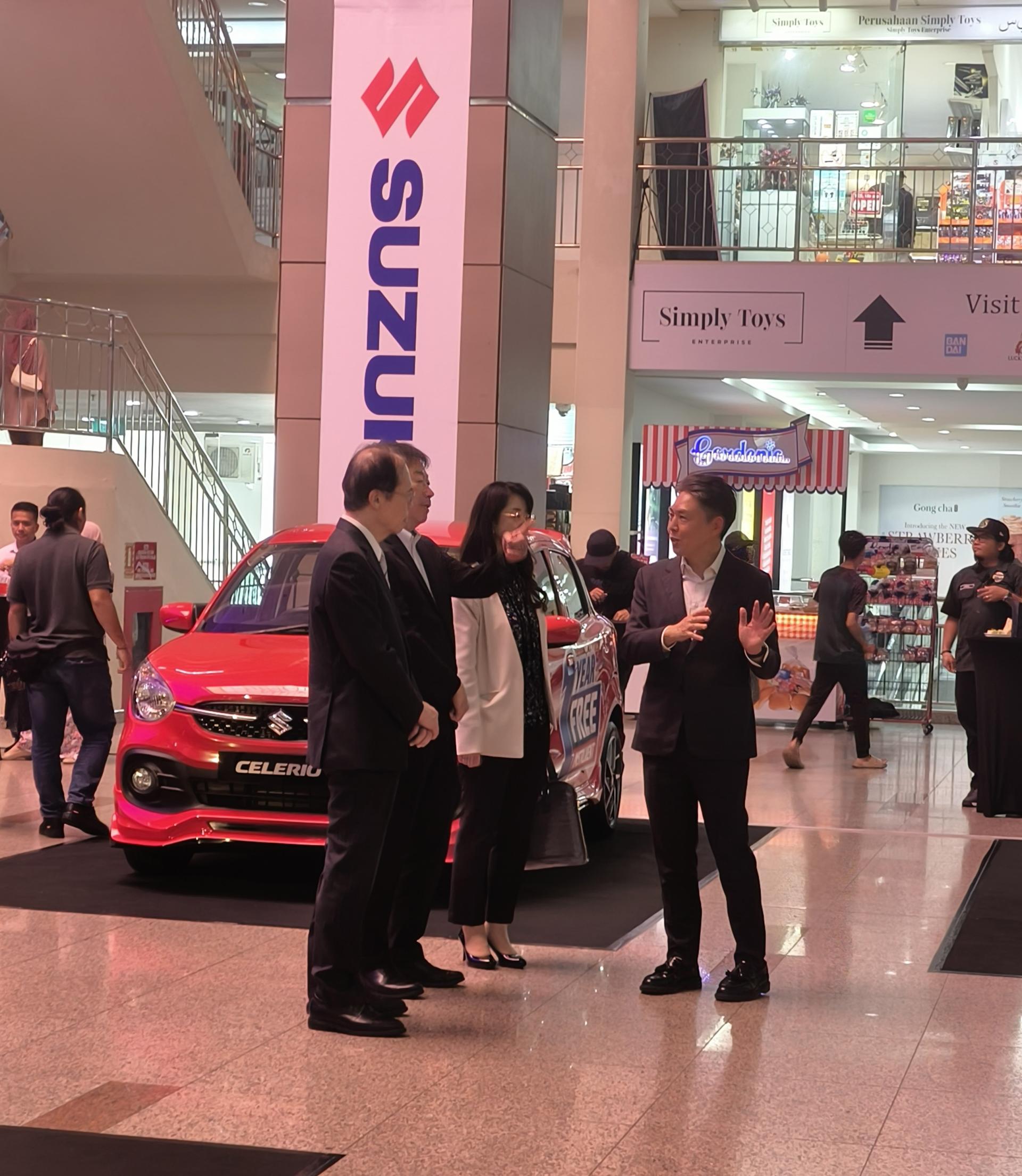 Boustead执行经理林仁利（右）向日本Suzuki Motor Corporation摩托车业高层介绍及参观铃木车时摄。