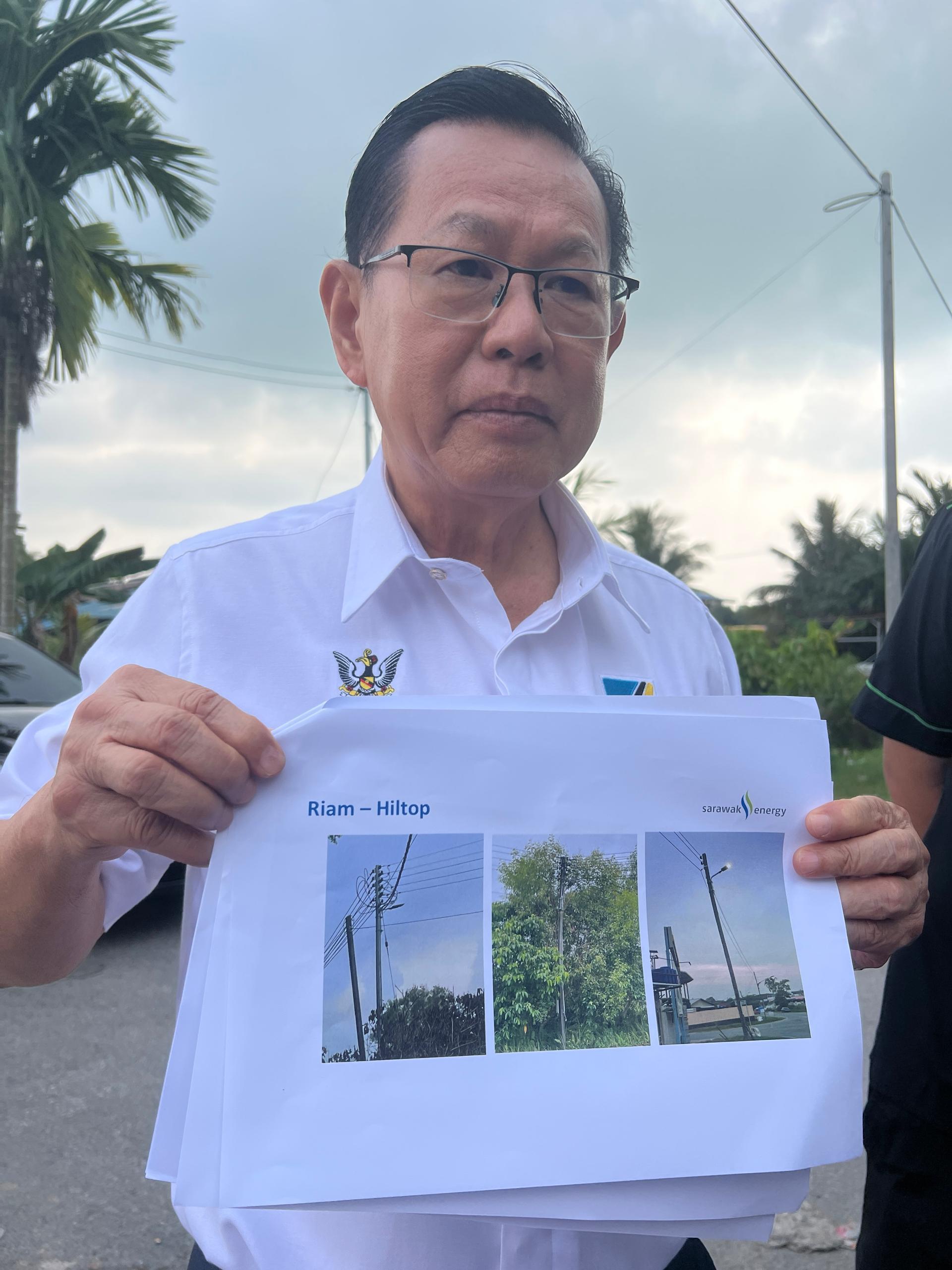 砂交通部长拿督斯里李景胜展示廉律区已更换为更明亮及节能的LED路灯。