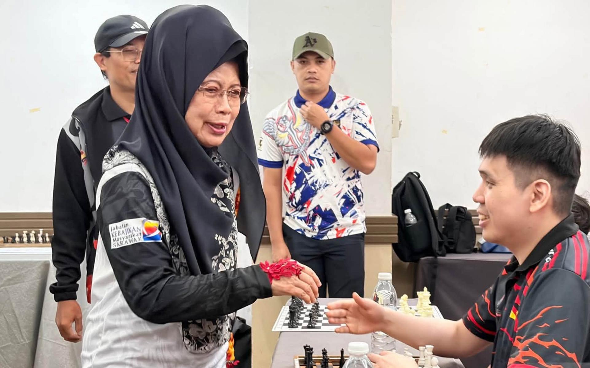 拿督斯里陈赛明视察砂拉越残疾人国际象棋队备战情况。