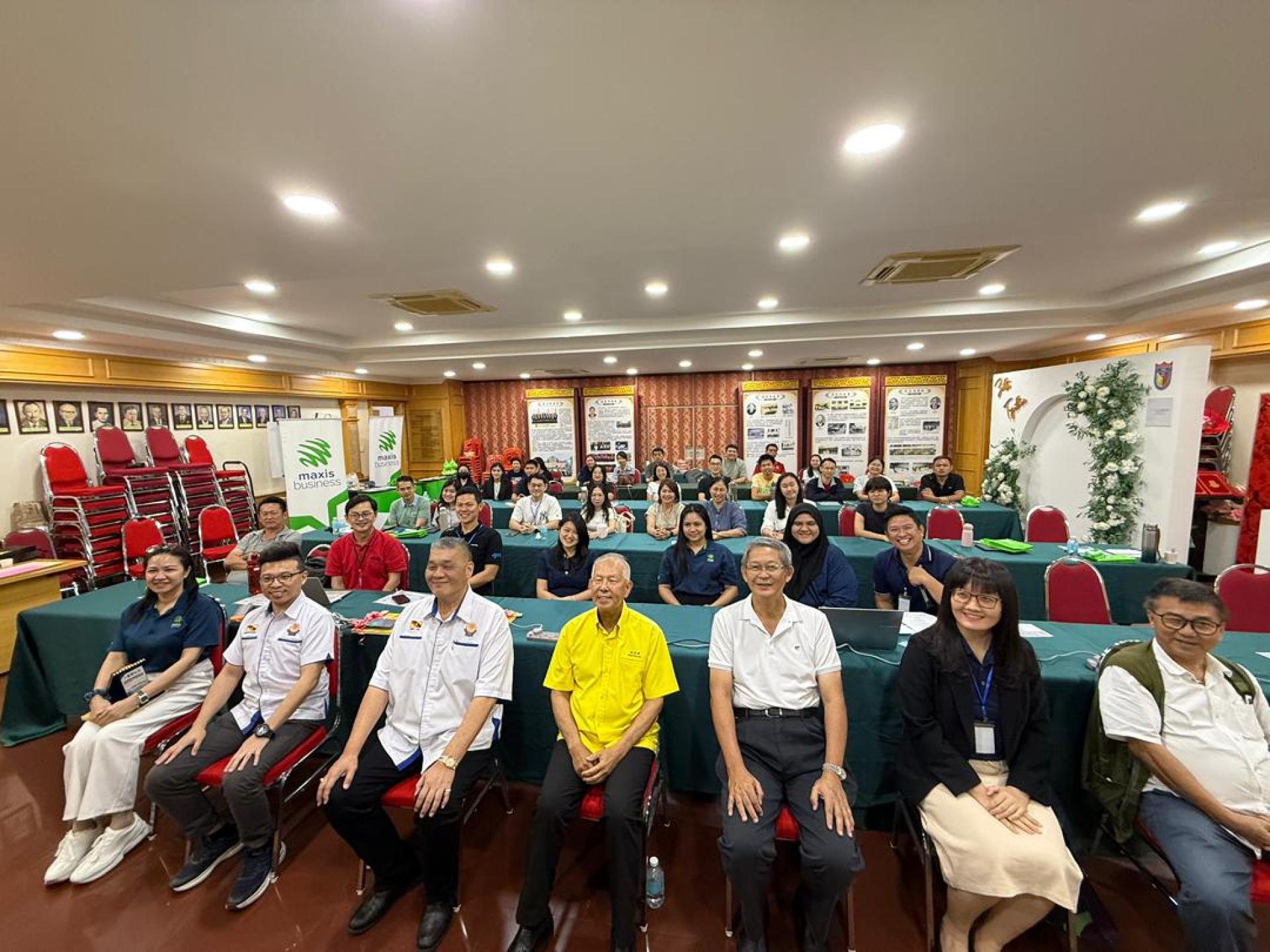 AI 培训课程嘉宾和与会者合影。中为大会主宾砂拉越旅游部副部长拿督陈超耀律师。