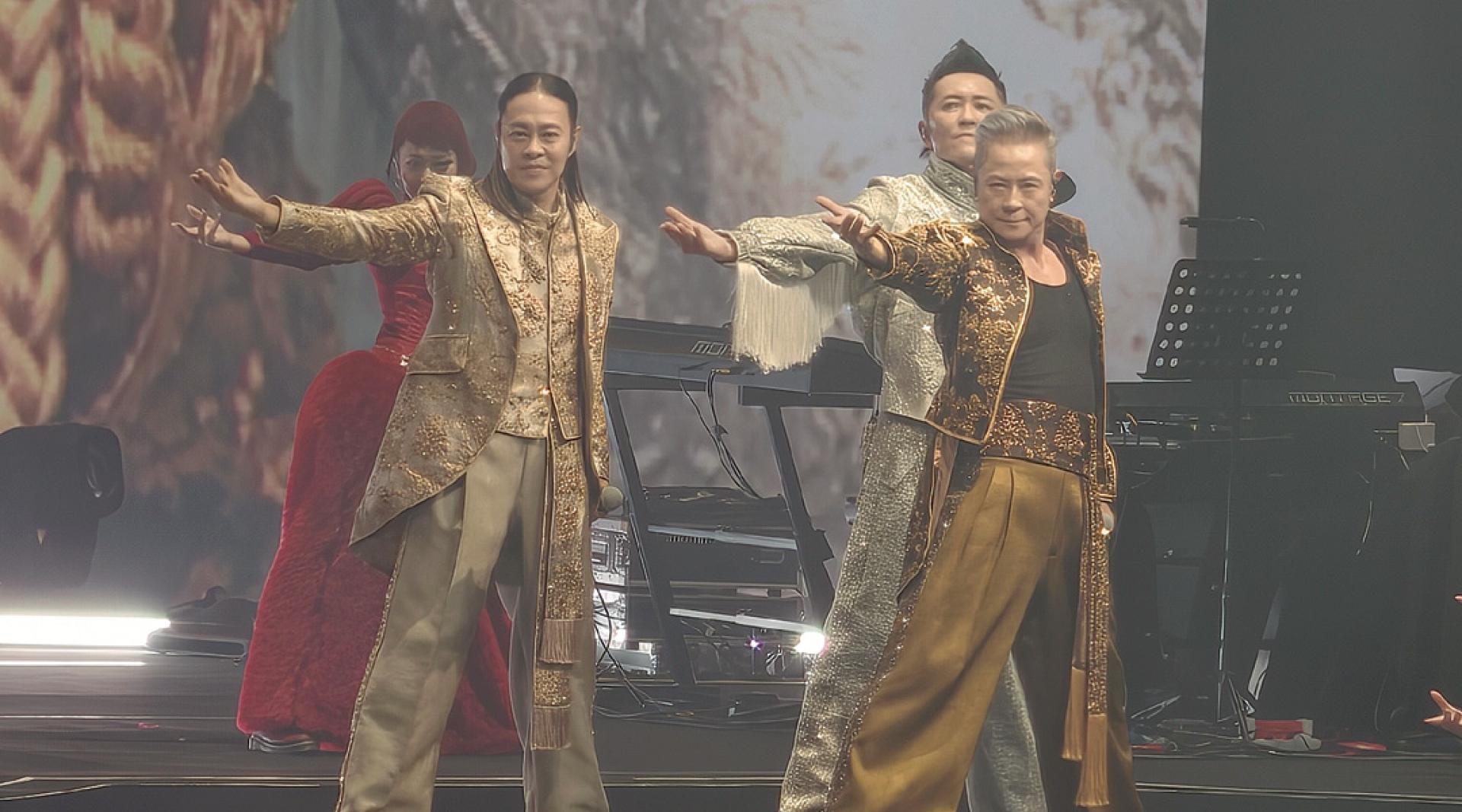 草蜢首次在吉隆坡Unifi Arena开唱，首场演出座无虚席，《A.E.I.O.U》前奏一响，歌迷尖叫声此起彼落，接连献唱《红唇的吻》、《又爱又恨》及《热力节拍》，瞬间点燃气氛。