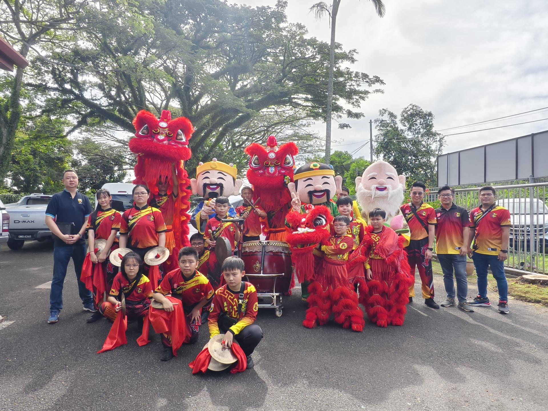 美里诏安会馆青年团（关圣宫）龙狮团登门向老人之家贺岁，为各界送上瑞狮贺岁祝福时摄。