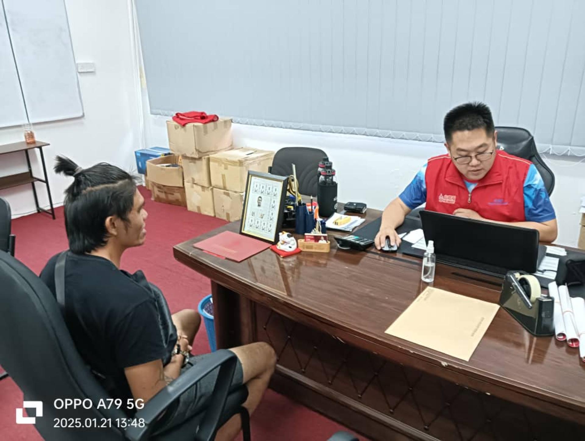 砂拉越民主行动党社青团团长许溧根（右）接获一名来自老越的民众求助。