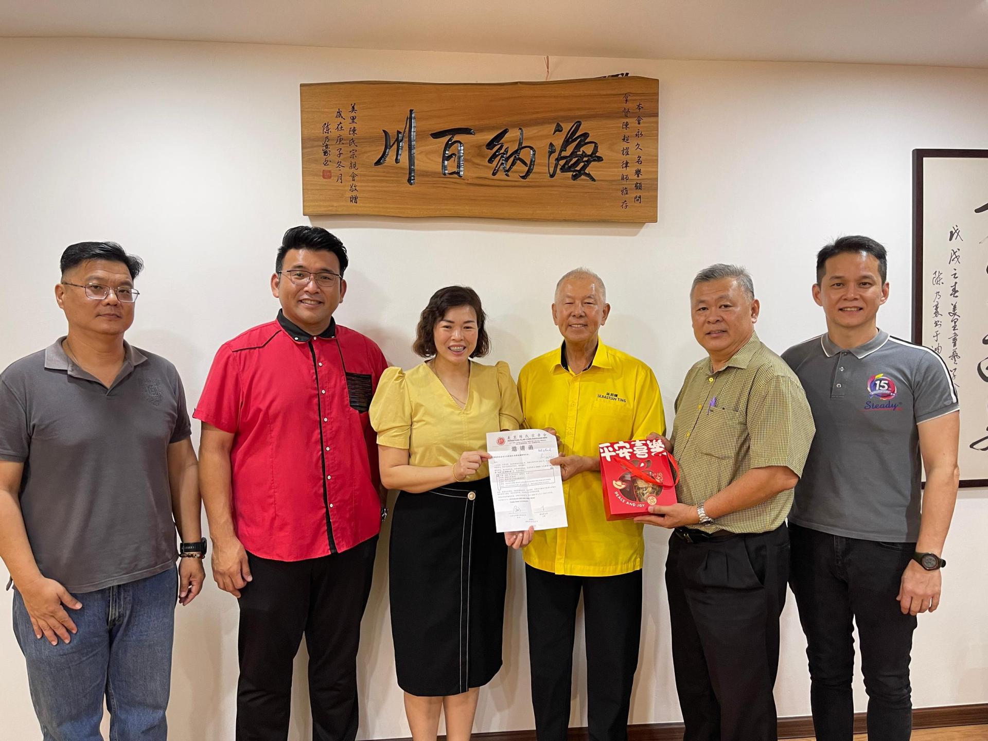 筹备会主席陈玉莲（左3）移交邀请函于主宾兼美里陈氏宗亲会永久名誉顾问拿督超耀。右2为会长陈绍和。