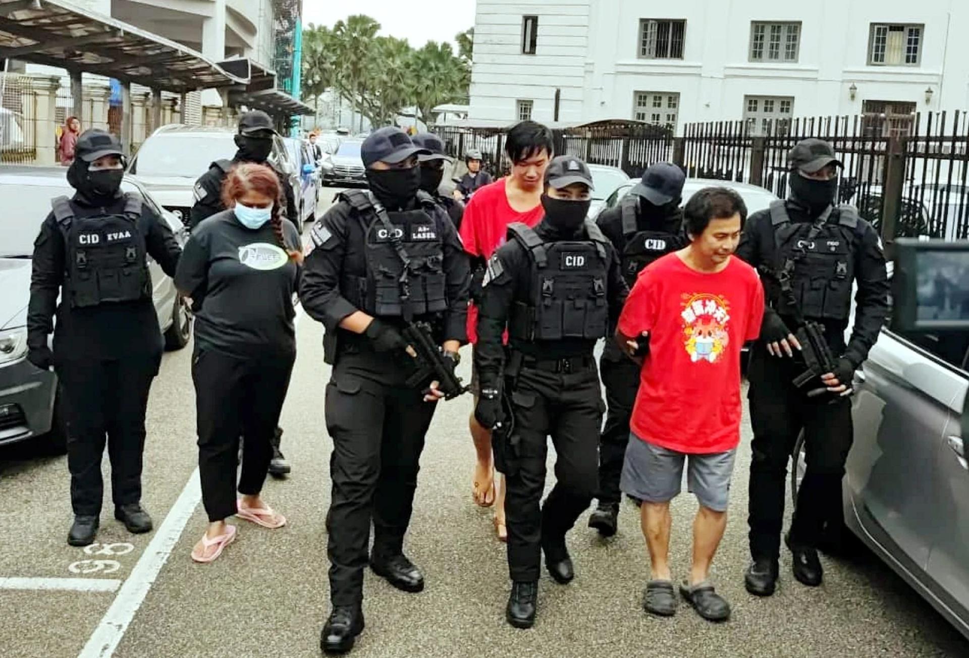 警方周三（22日）将苏小顺（右）、王腾利与C.苏西拉押上法庭面控。