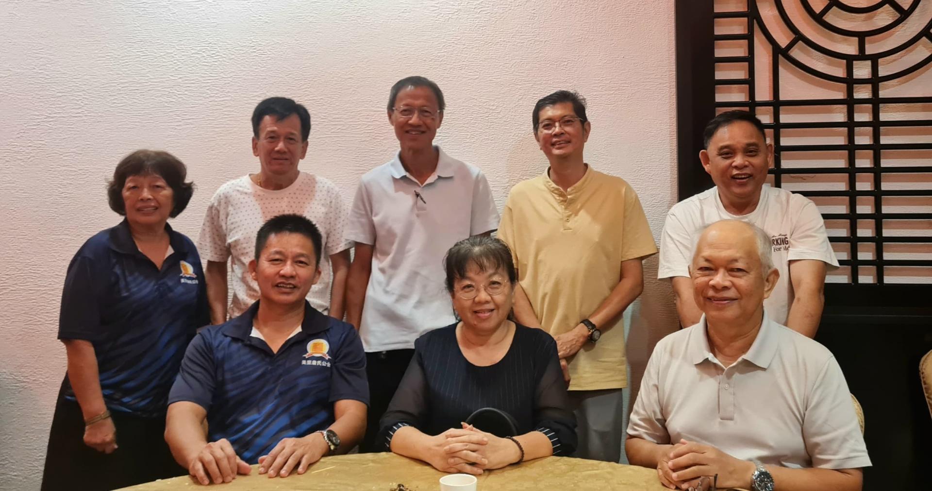 美里詹氏公会会员大会筹备会成员合影。坐者左起为美里詹氏公会主席詹云洲、筹备会主席詹有珊、顾问詹利运。