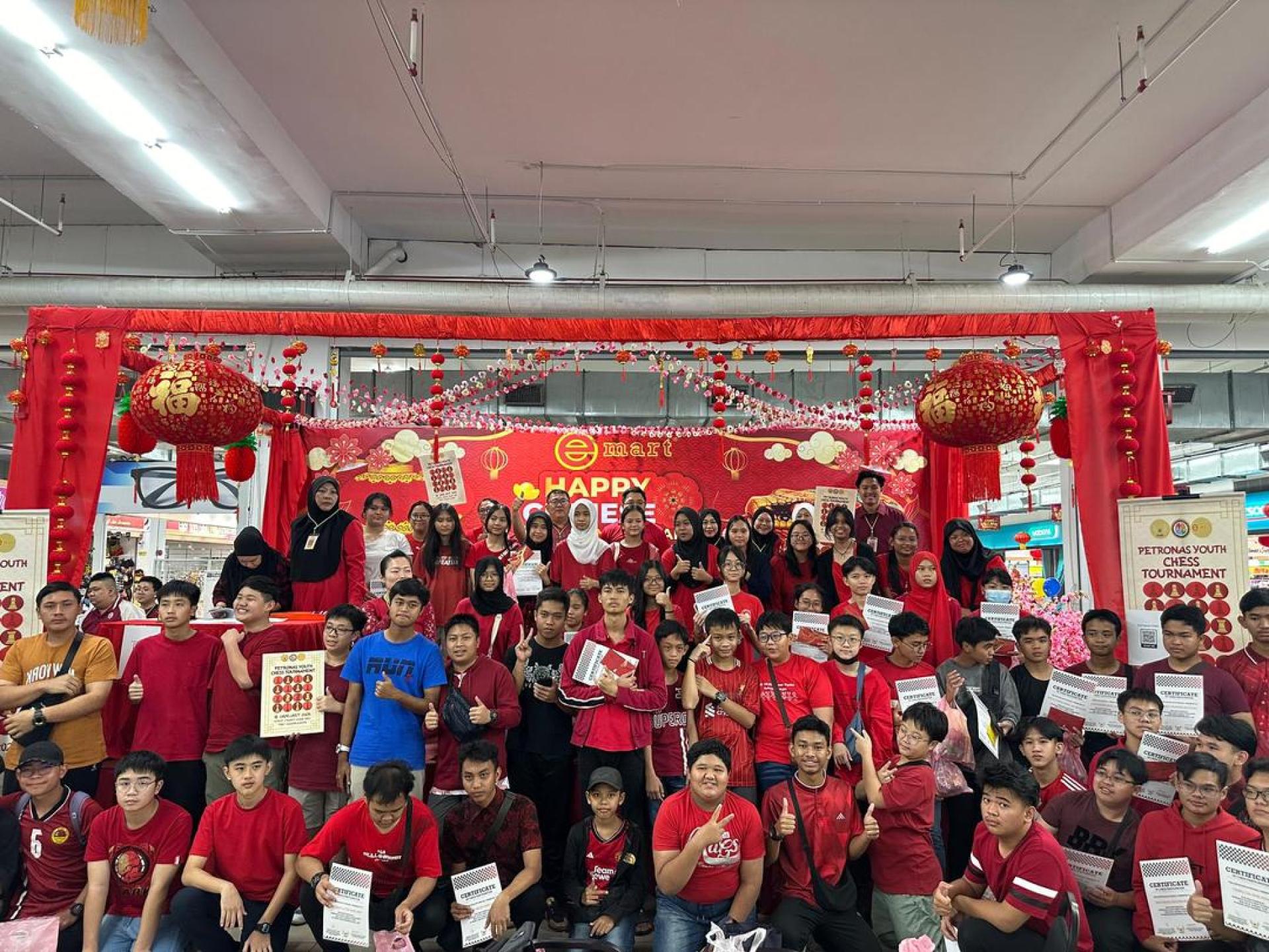 18岁以下组优胜者合影。
