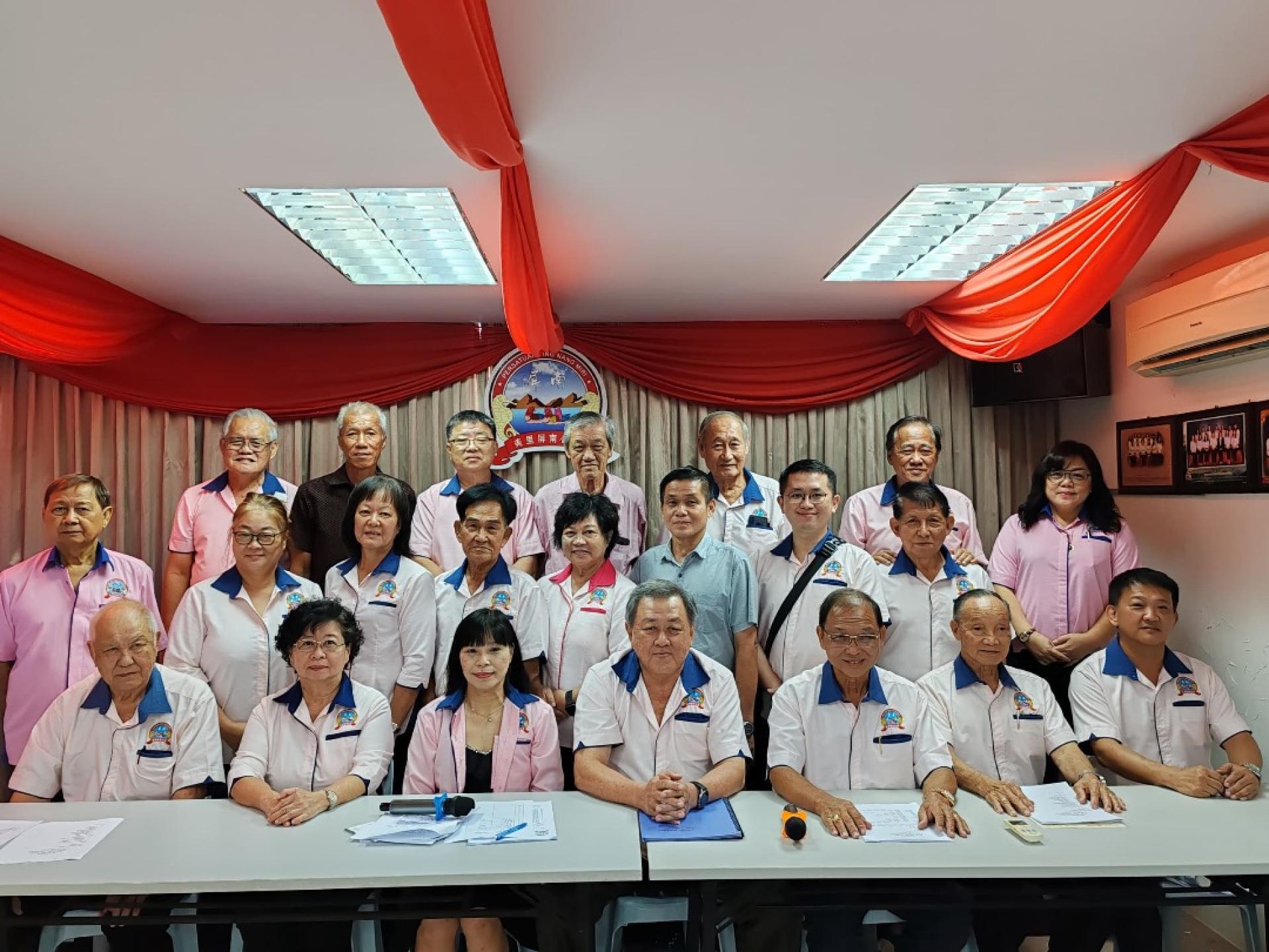 前排左起为副会长陈生地、副会长为赵碧英、筹备会主席包玉希、会长陈家兴、署理会长黄有辉、副会长江福华、副会长郑振同等在新闻发布会上影。