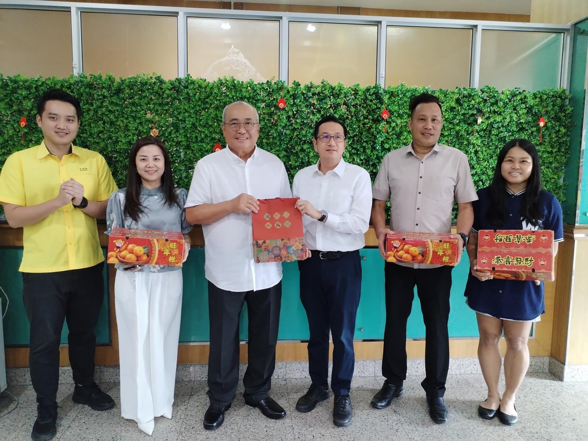 美里市长兼埔奕区州议员俞小珊（左3）赠送物品给联合日报董事经理沈永亮。左1为砂人联党埔奕支部青年团团长许勋扬。