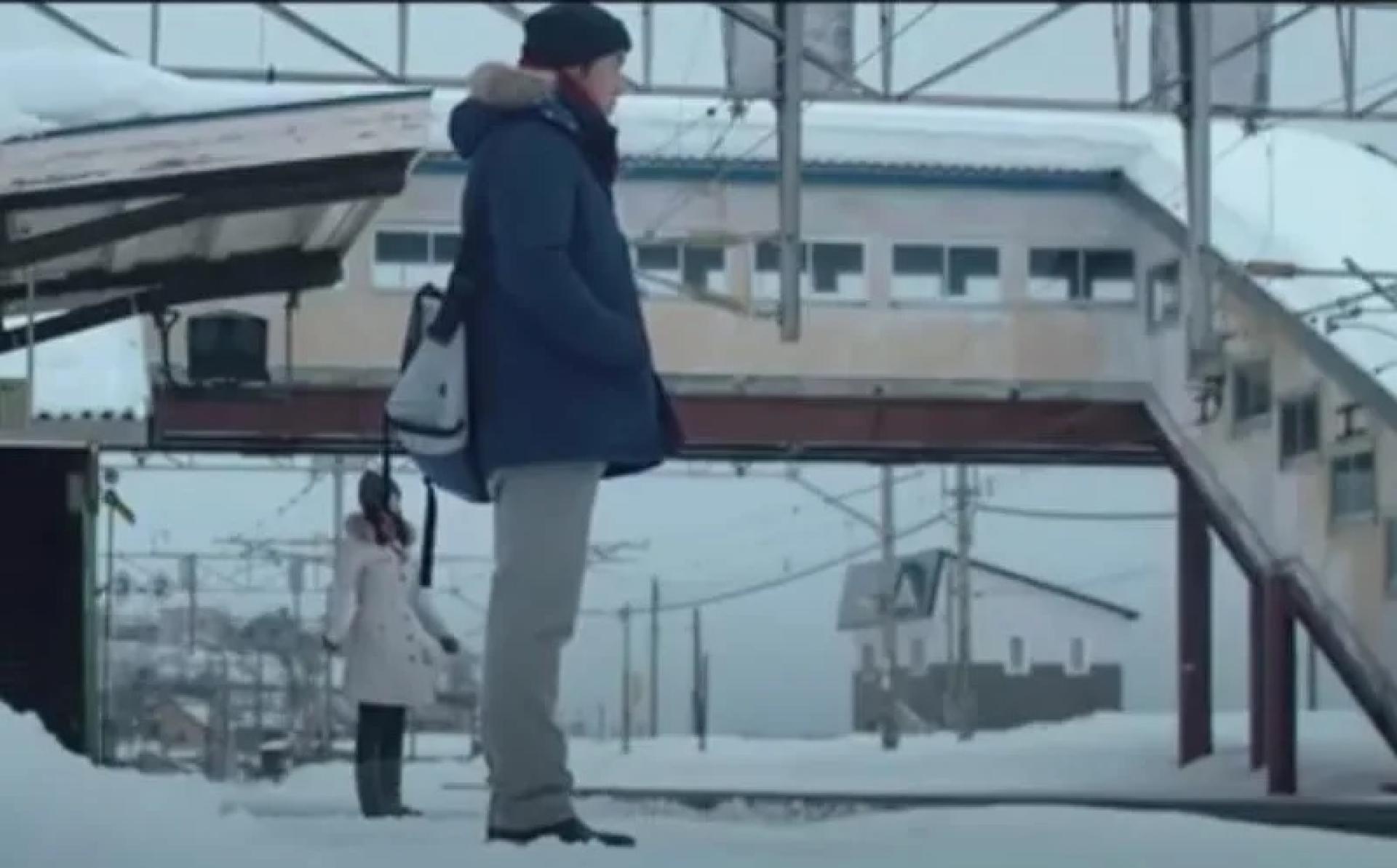 朝里站因2015上映的中国电影《恋爱中的城市》热映，并有在该处取景而一度成为中国游客争相造访景点，被形容是“看到海的车站”。