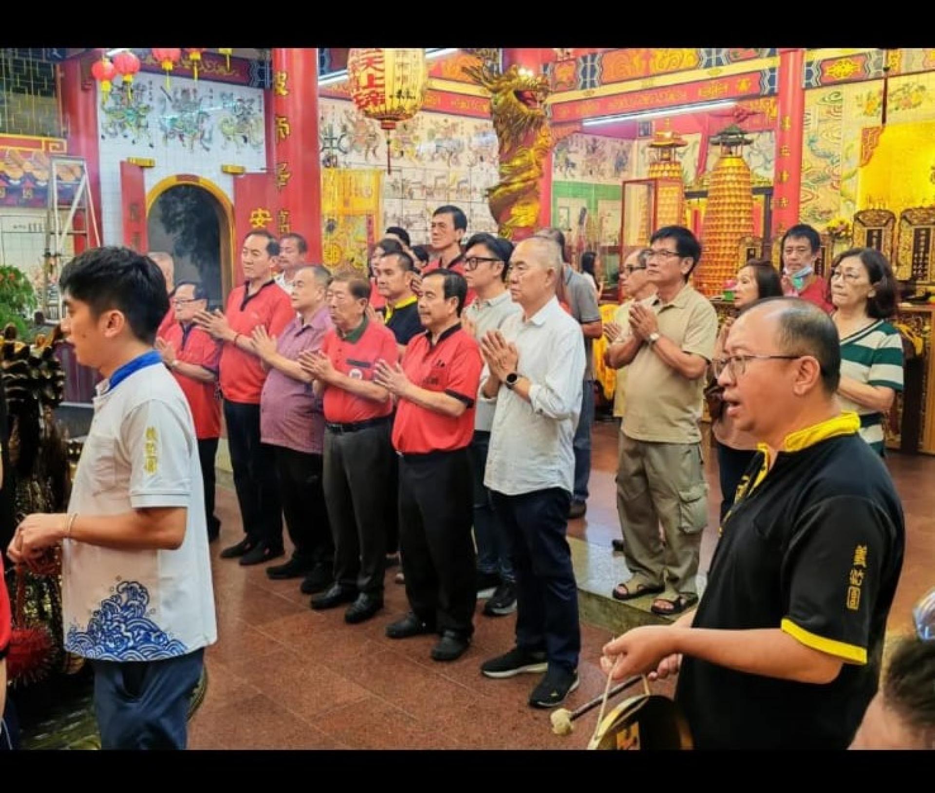 汶莱腾云殿董事长李永贞率领该殿董事膜拜