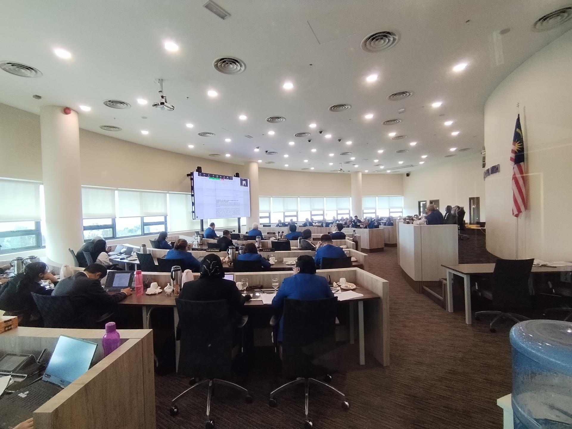 美里市政局常月会议进行中。