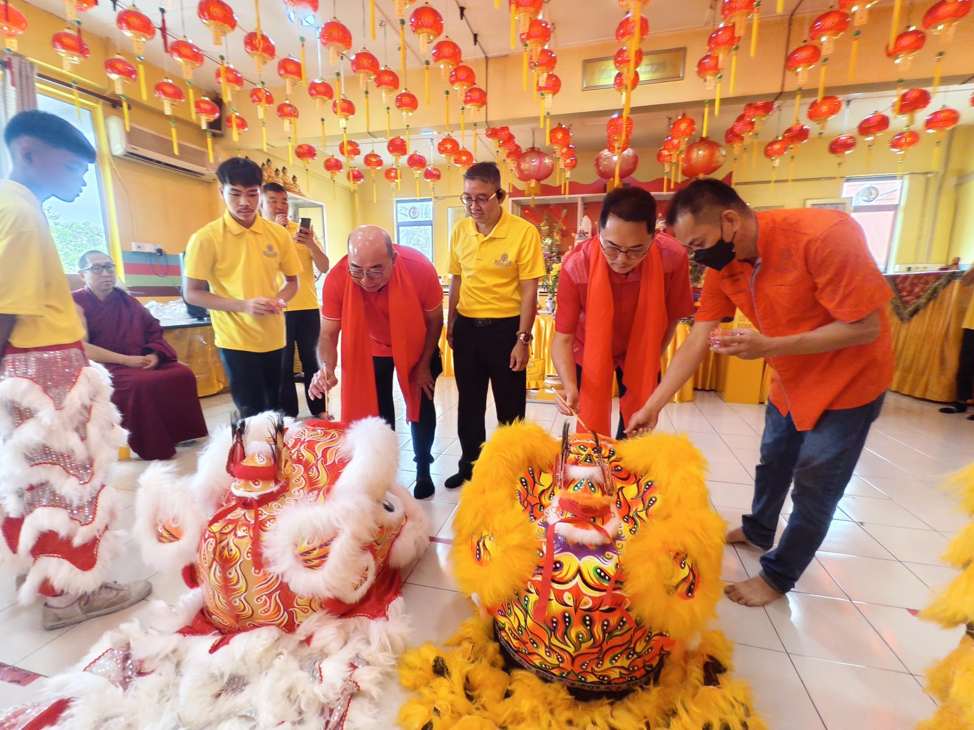 俞小珊市长的代表许保汉（右）及新狮赞助人林佳桦（左），为两头新狮点睛  开光。
