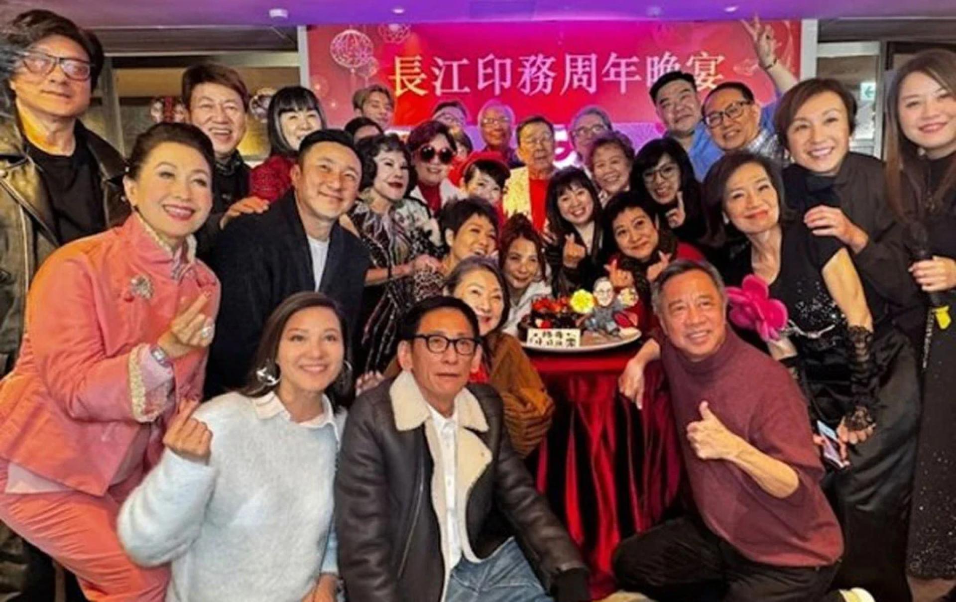 大家为修哥庆生。