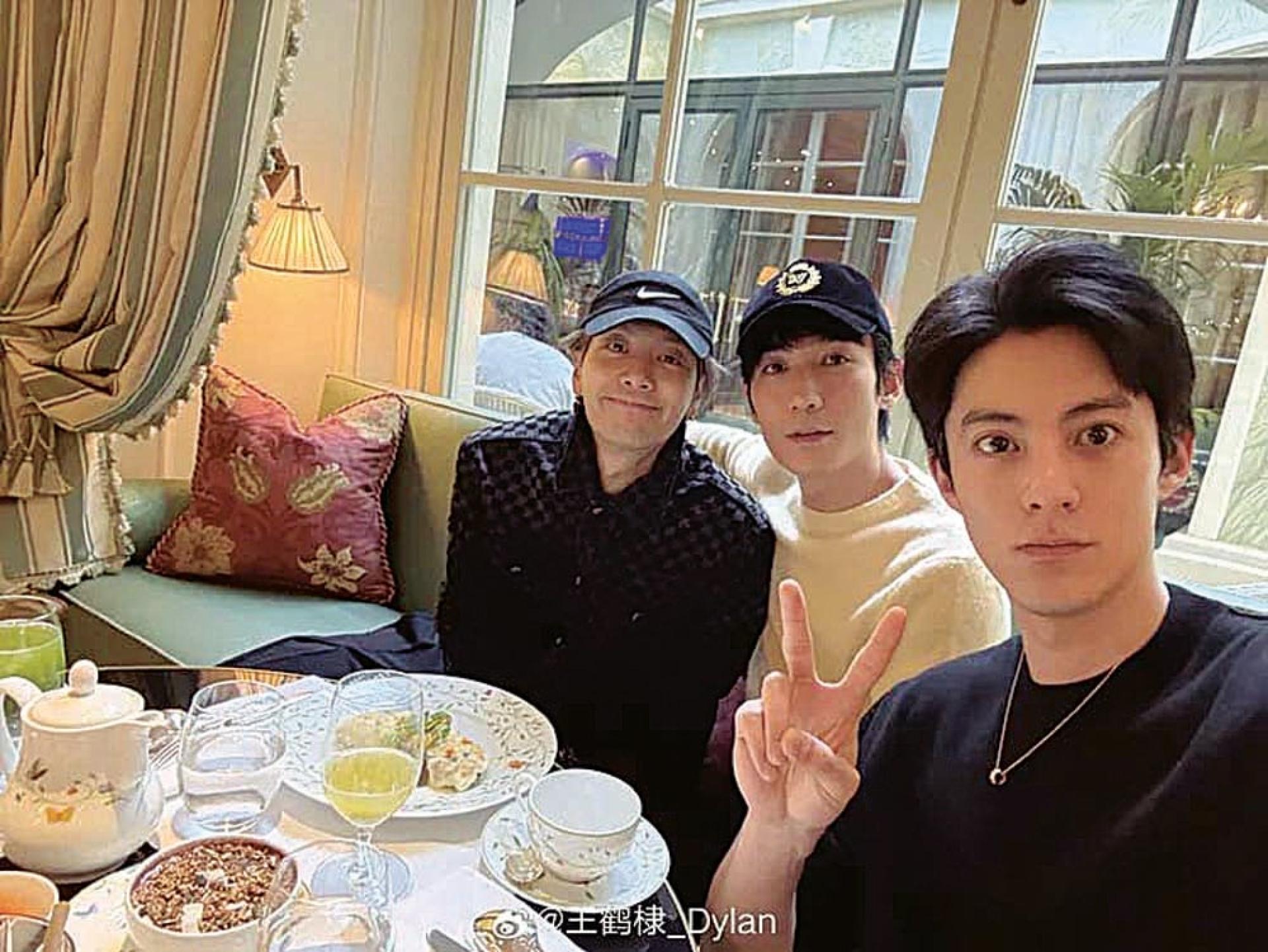 王鹤棣（右起）与朱一龙、王嘉尔一起在巴黎吃早餐。