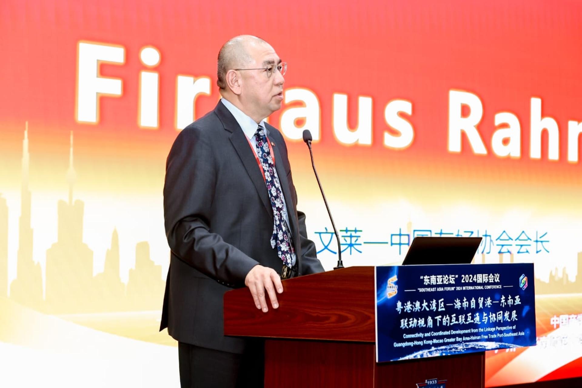 陈家福会长在华南师范大学国际会议厅进行主旨演讲