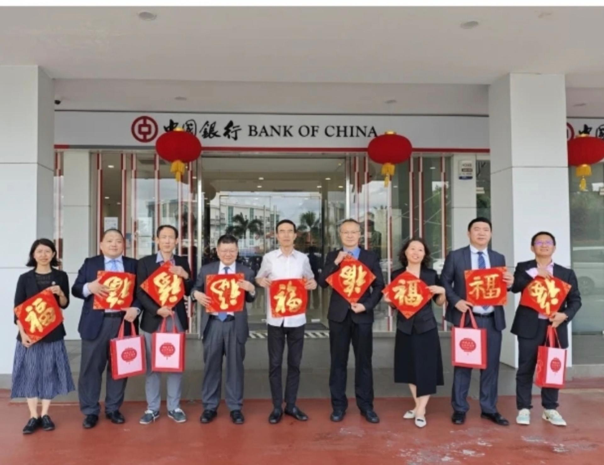（左5）中国肖建国大使向中国银行（香港）汶莱分行有限公司行长李博博士（左4）与职员合摄于活动上