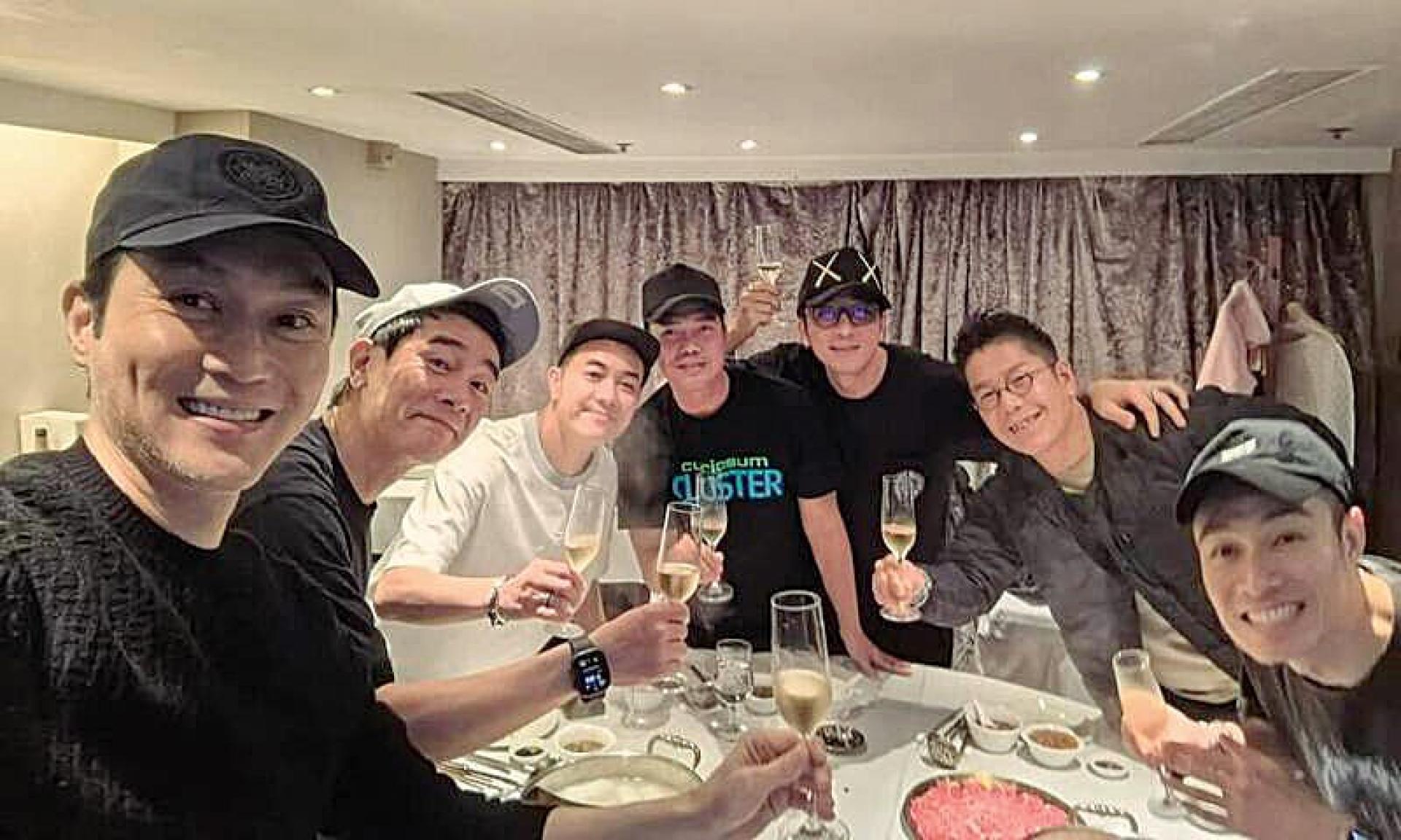 大湾仔哥哥难得齐聚提早吃团圆饭，左一为掌镜的张智霖。