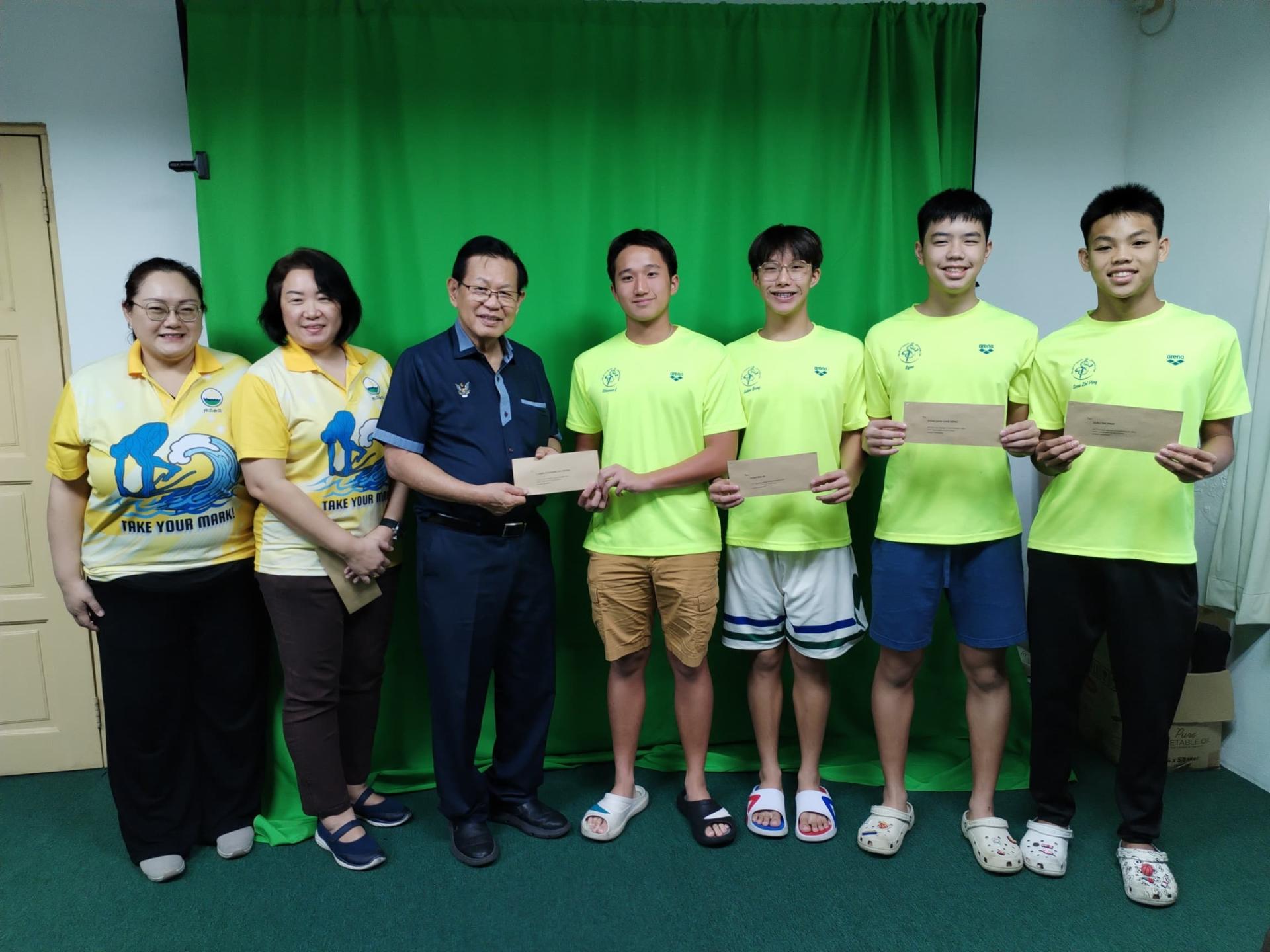 砂交通部长拿督斯里李景胜（左3）移交獎勵金給美里业余泳协代表队。