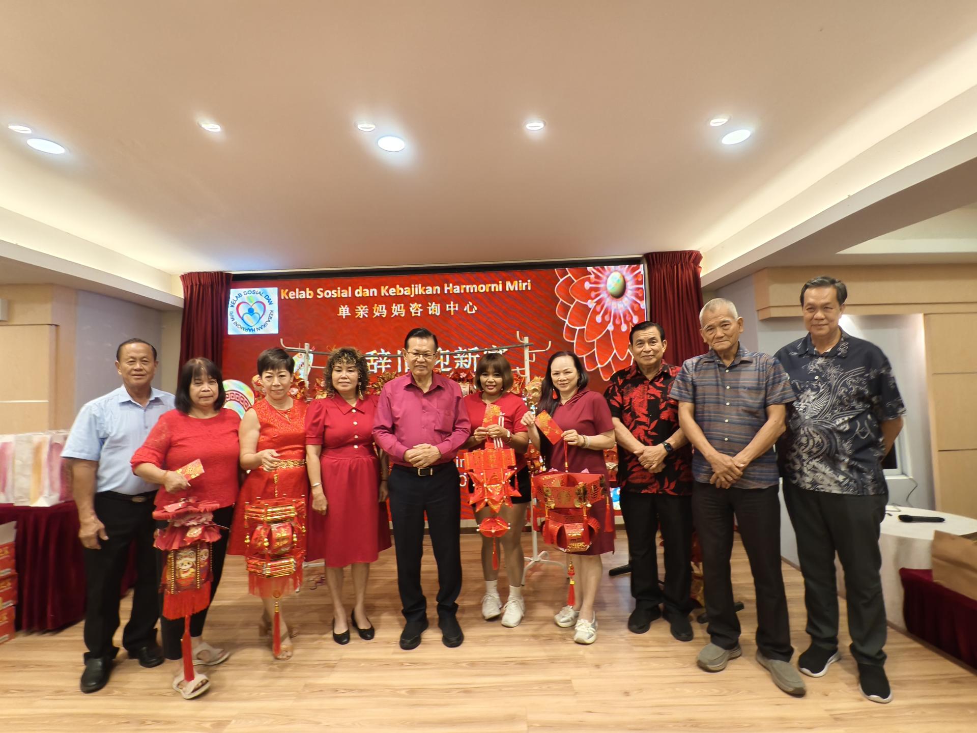 红包灯笼制作比赛冠，亚，季，殿军得主与主宾拿督斯里李景胜（左5）及嘉宾合影。