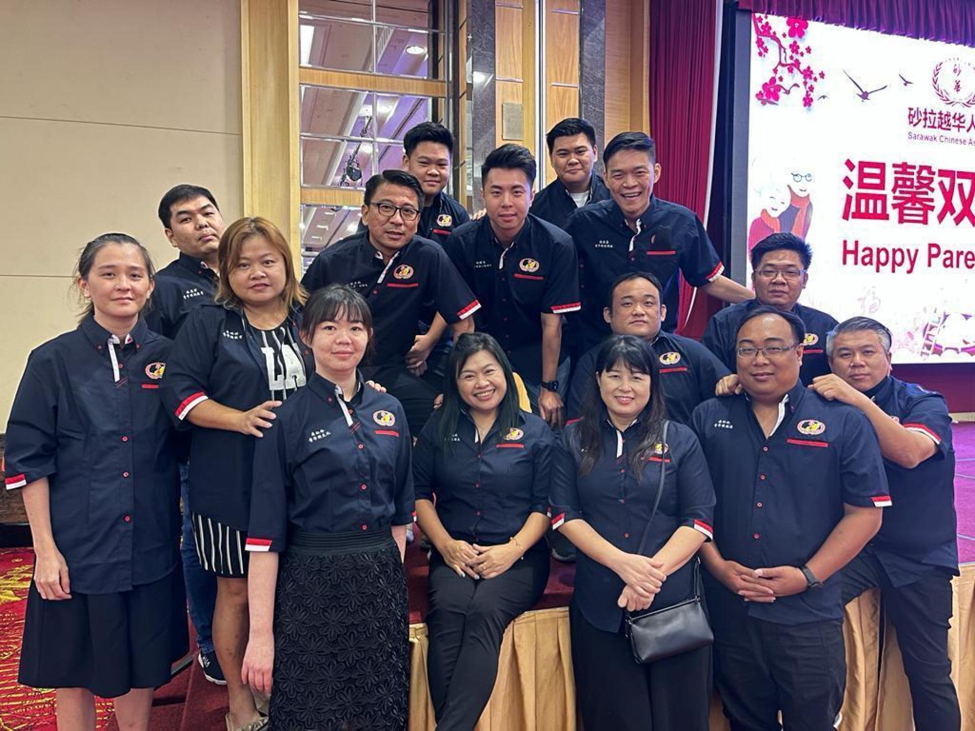 砂拉越华人公会青年团团长李佩佩（前排左2）吁请团员踊跃出席。