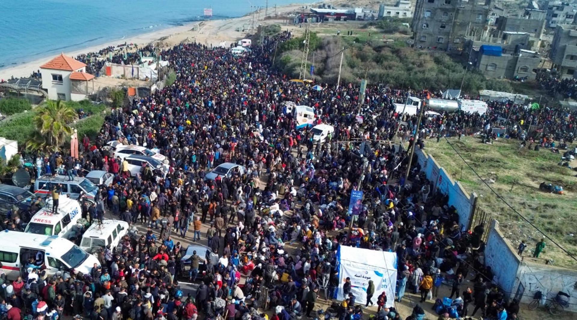 航拍照片显示，流离失所的加沙民众26日聚集在努塞拉特的一个地区，准备返回加沙北部的家园。