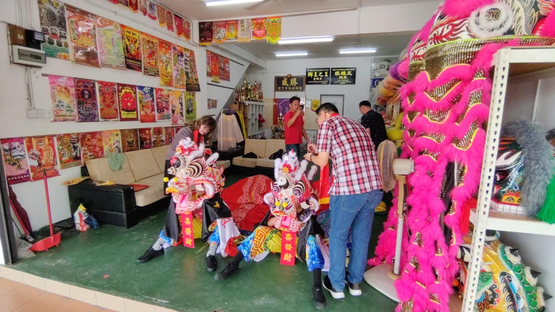 甲必丹余继香及彭小菶市议员为新麒麟点睛。