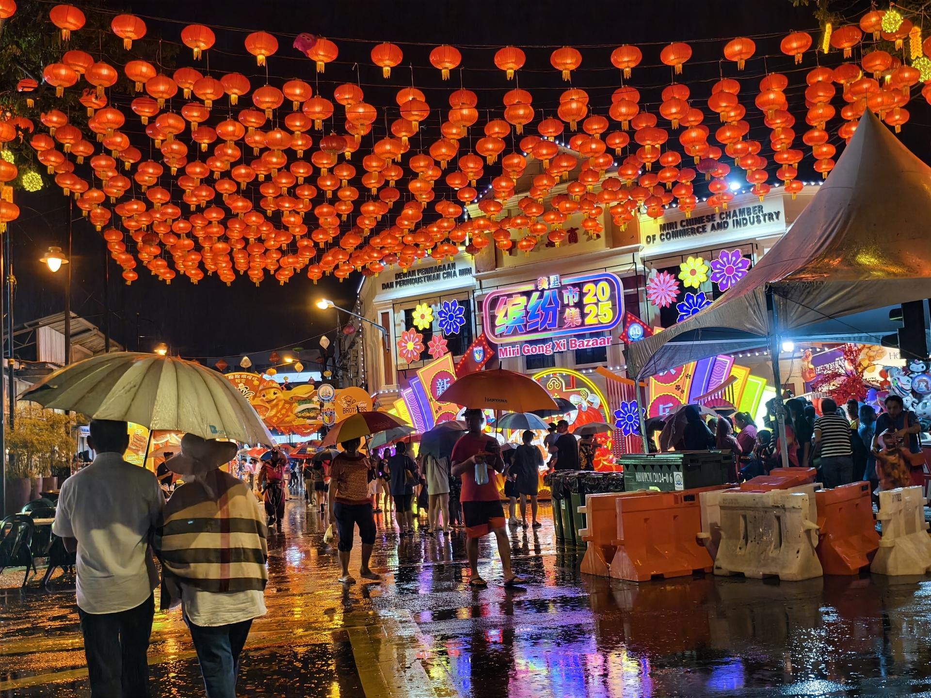 新春缤纷市集迎闭幕日，雨中热情不减民众撑伞出席。
